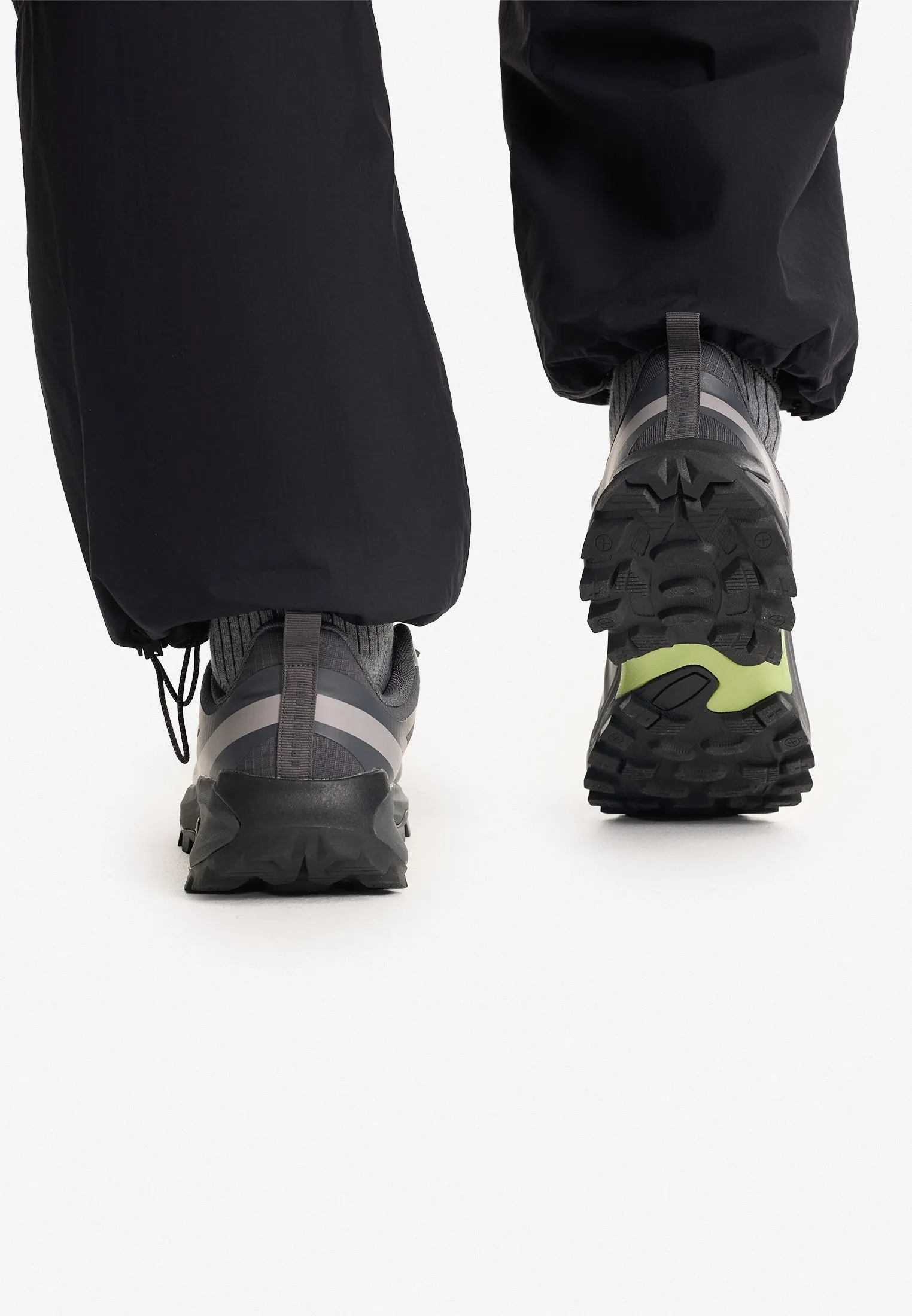 Технологичные кроссовки из рипстопа с водоотталкивающим покрытием