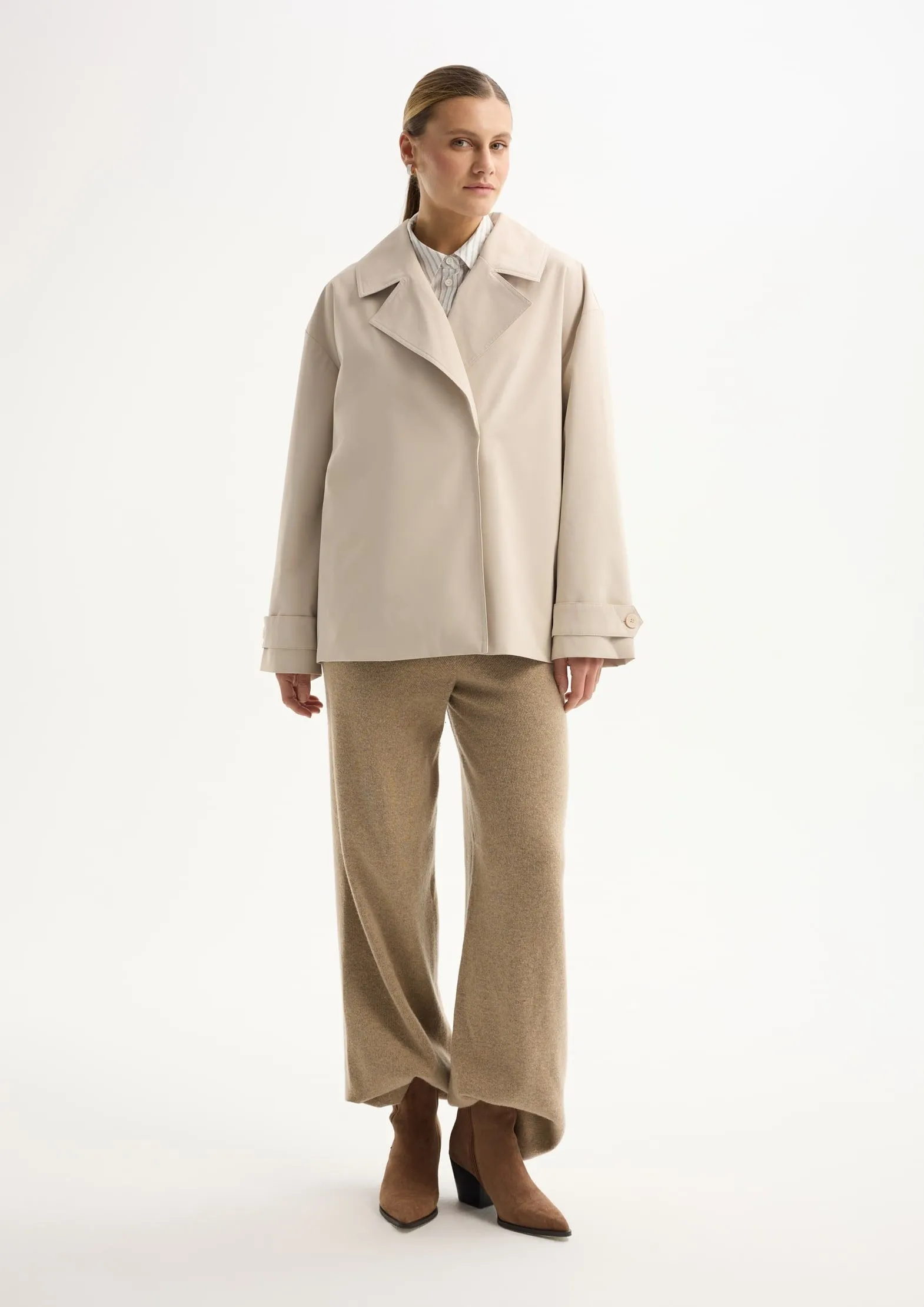 Укороченный плащ из переработанного океанического пластика на мембране