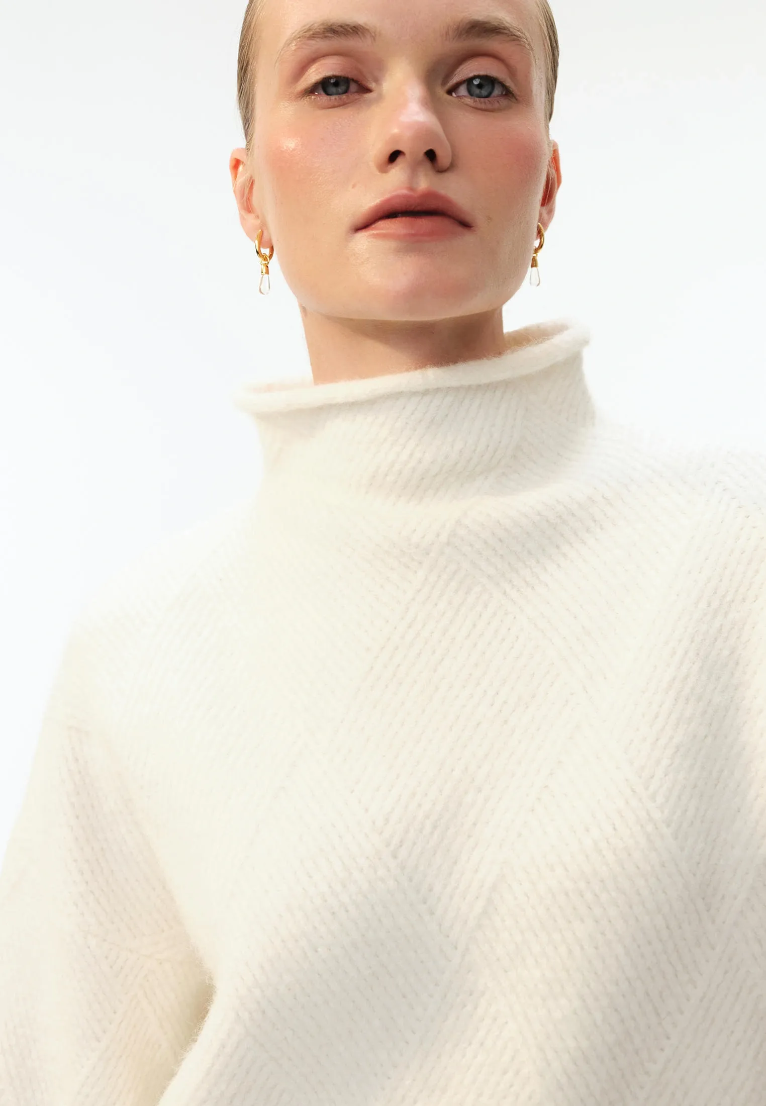 Свитер фактурной вязки с добавлением шерсти