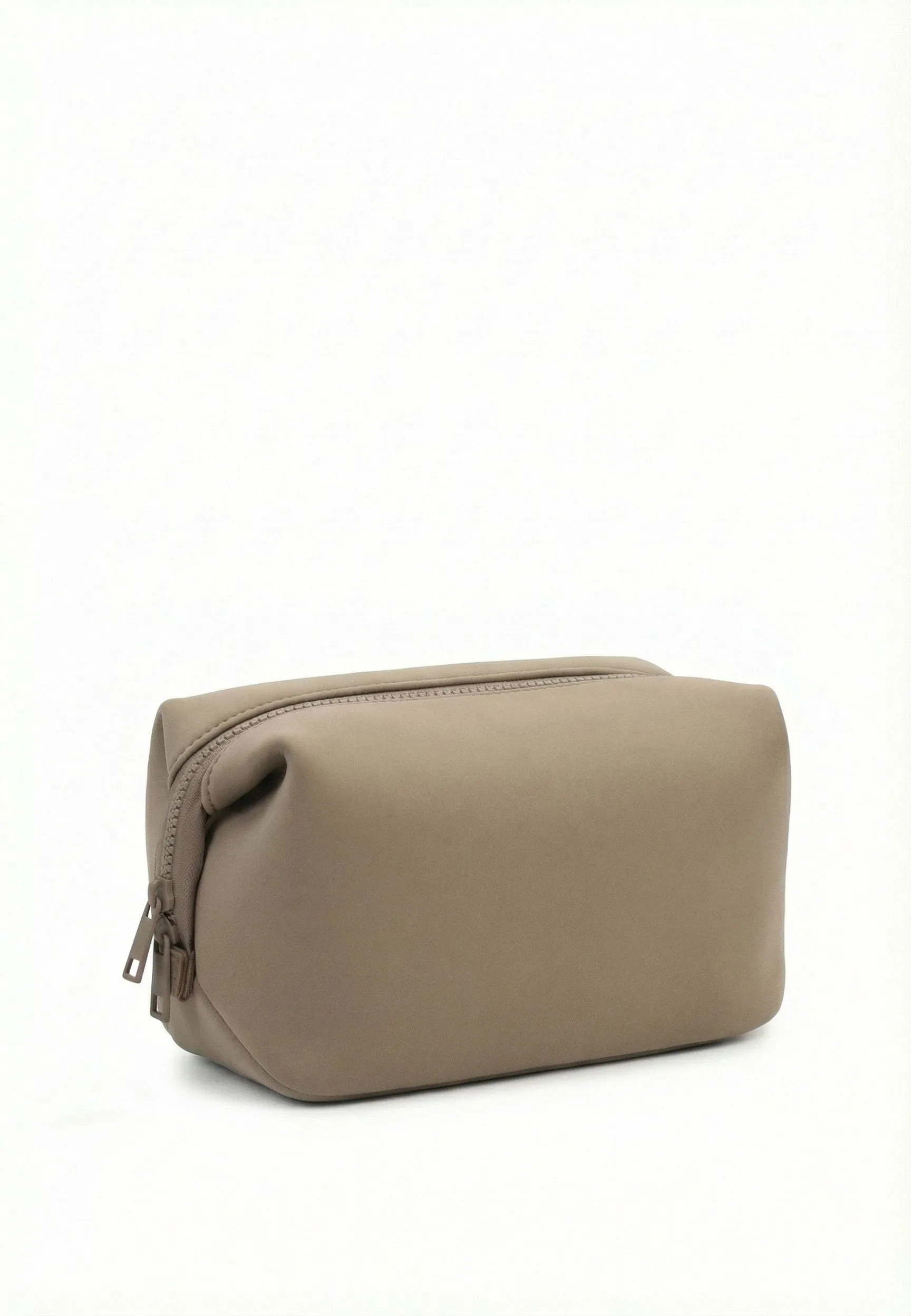 Косметичка из технологичной ткани