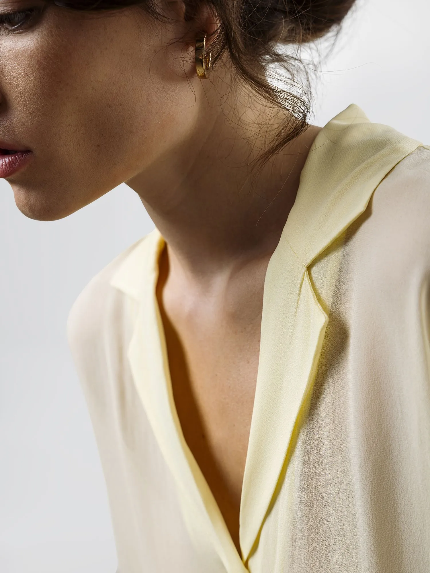 Полуприталенная шифоновая блузка без рукавов