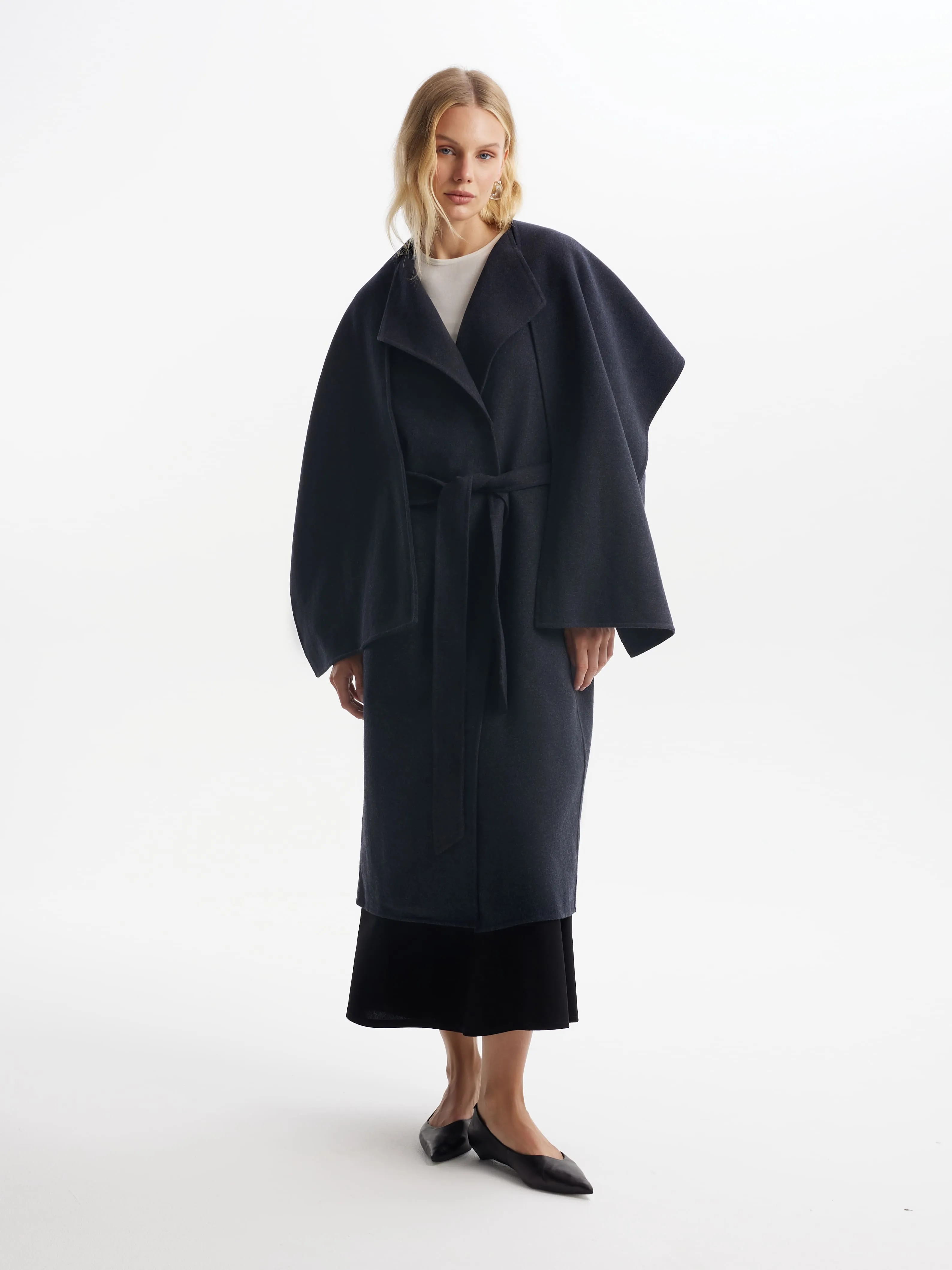 Утепленное двубортное пальто с шарфом