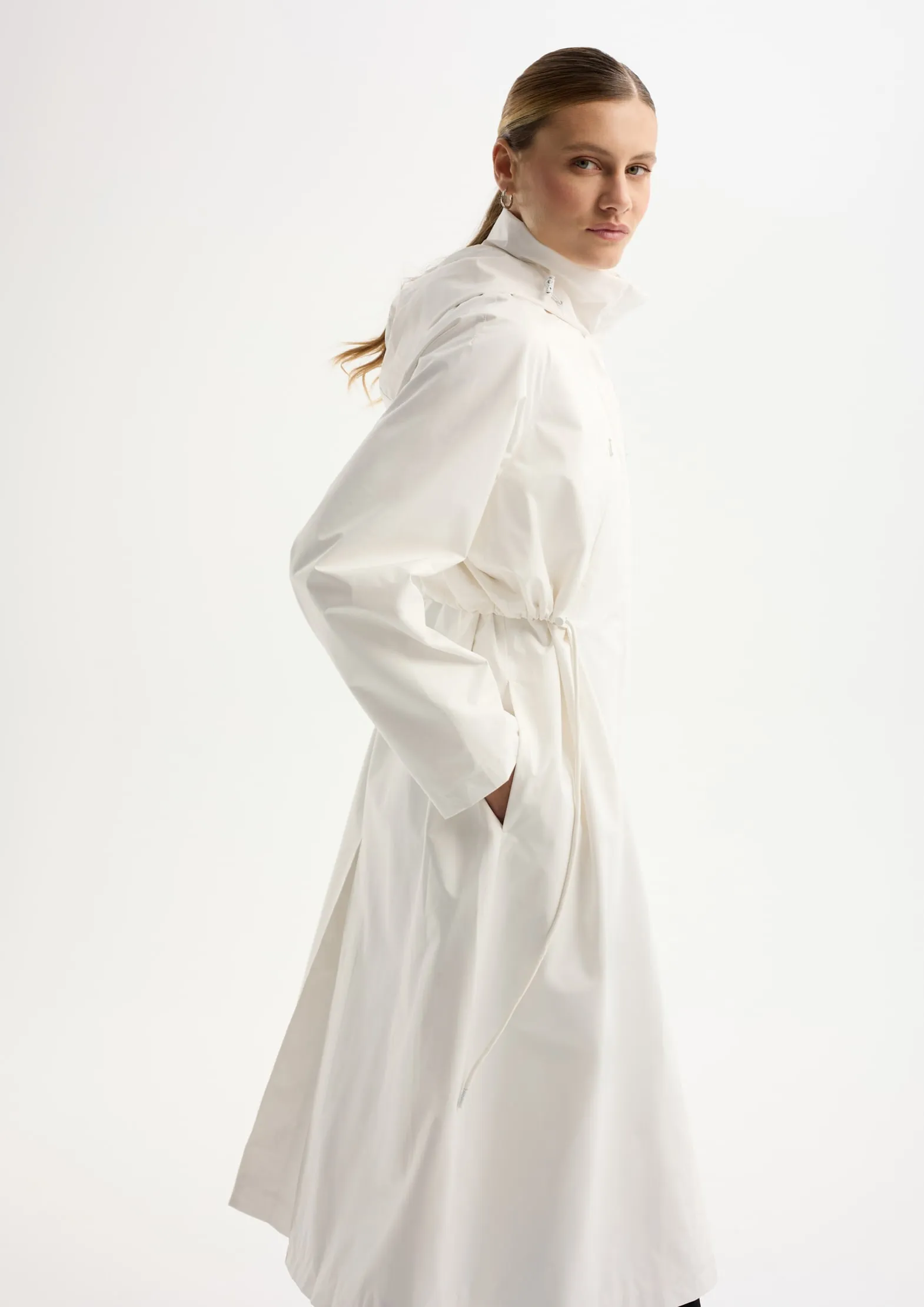 Плащ на мембране 15000/15000 с грязеотталкивающим эффектом