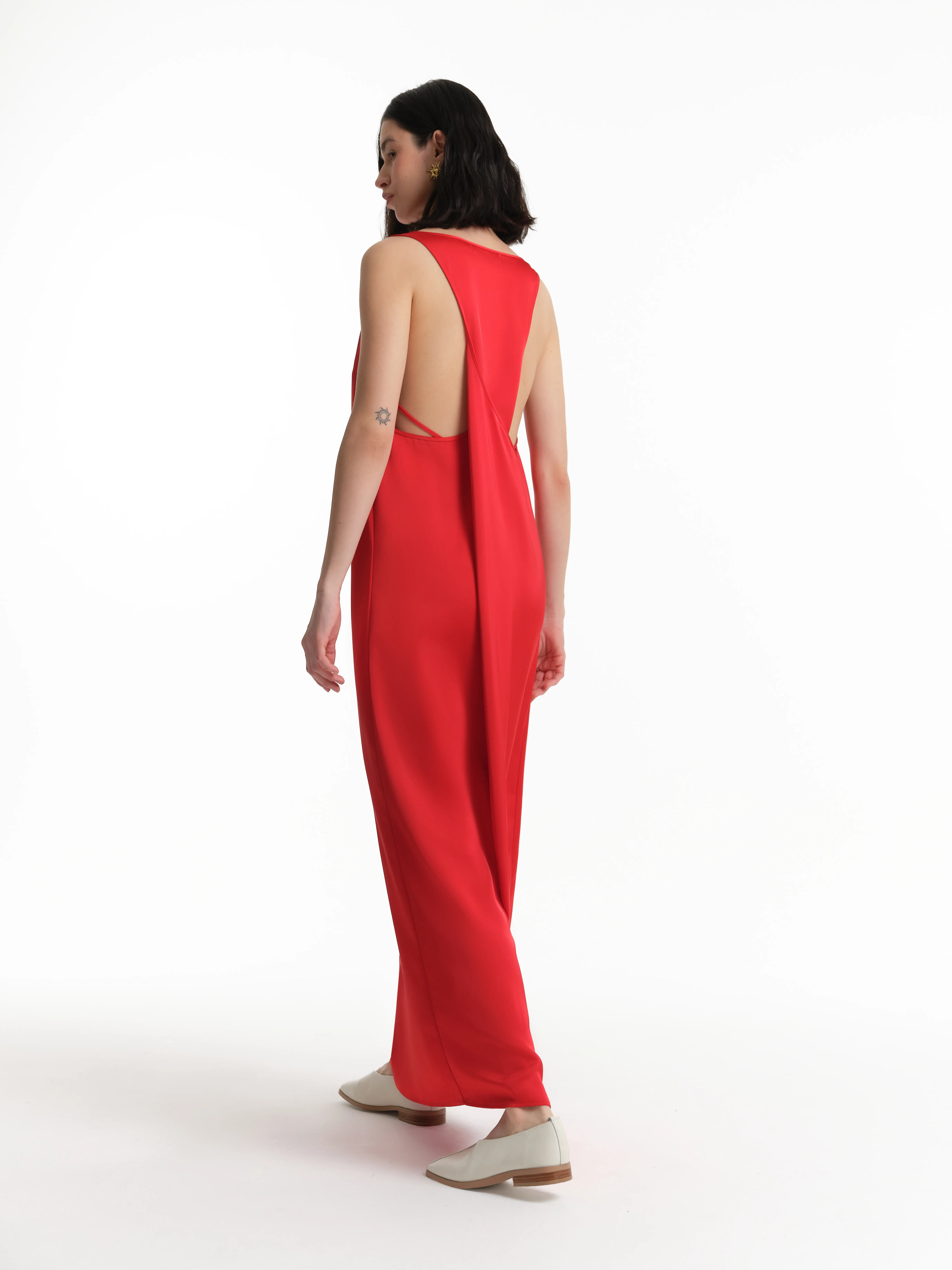 Платье из переработанного полиэстера с вырезом на спине