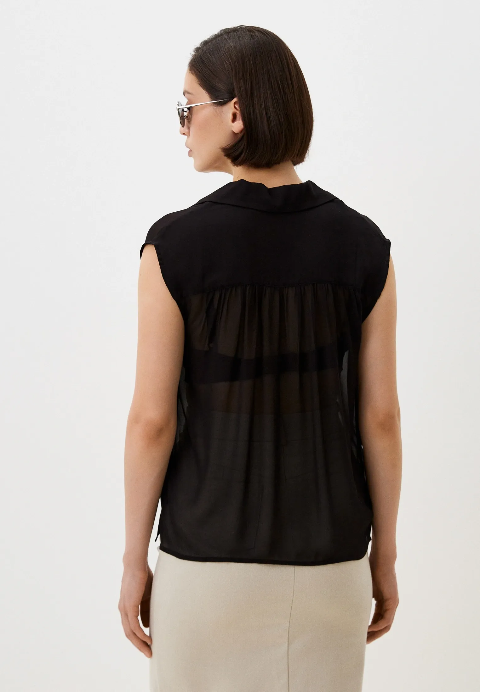 Полуприталенная шифоновая блузка без рукавов