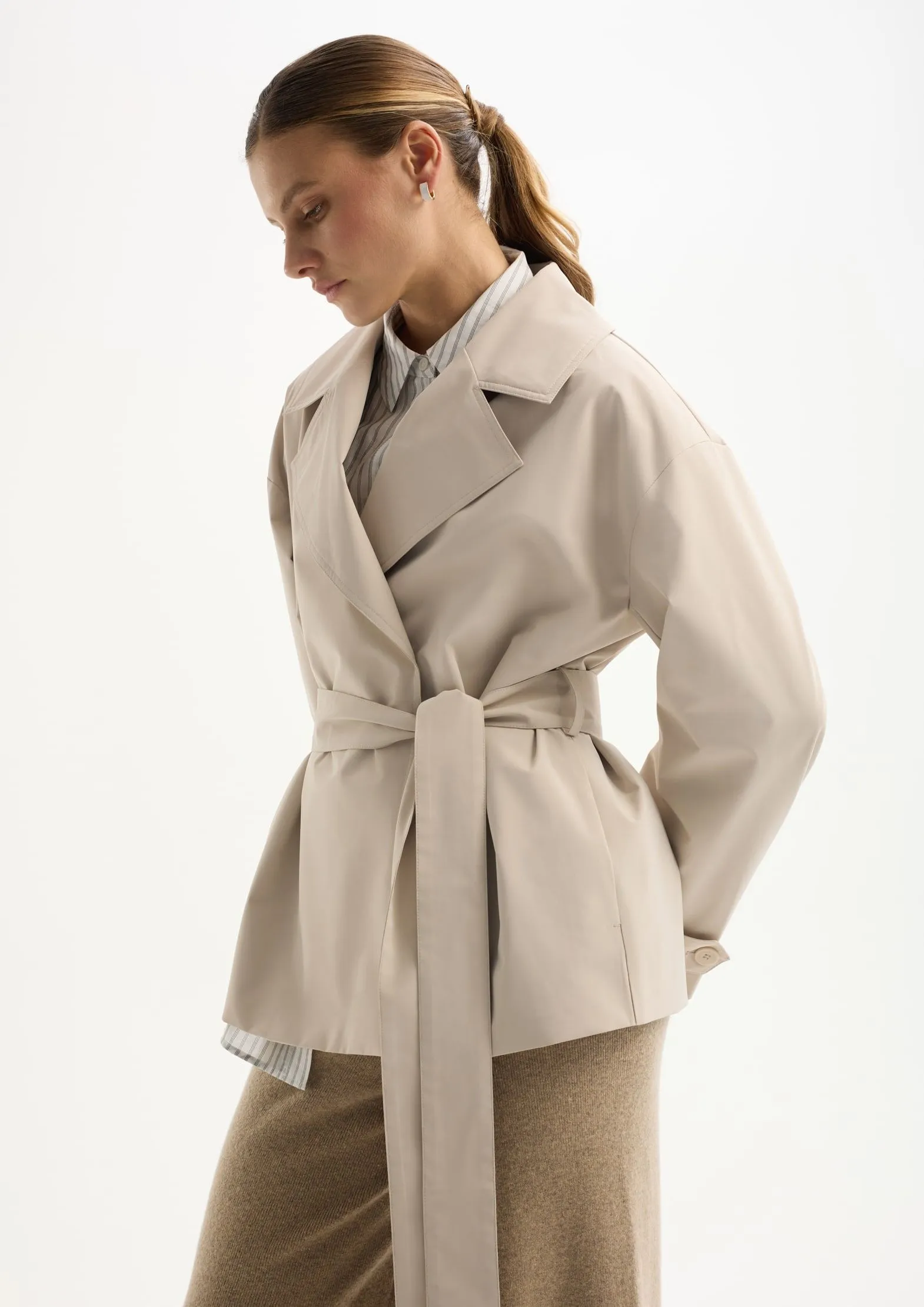 Укороченный плащ из переработанного океанического пластика на мембране