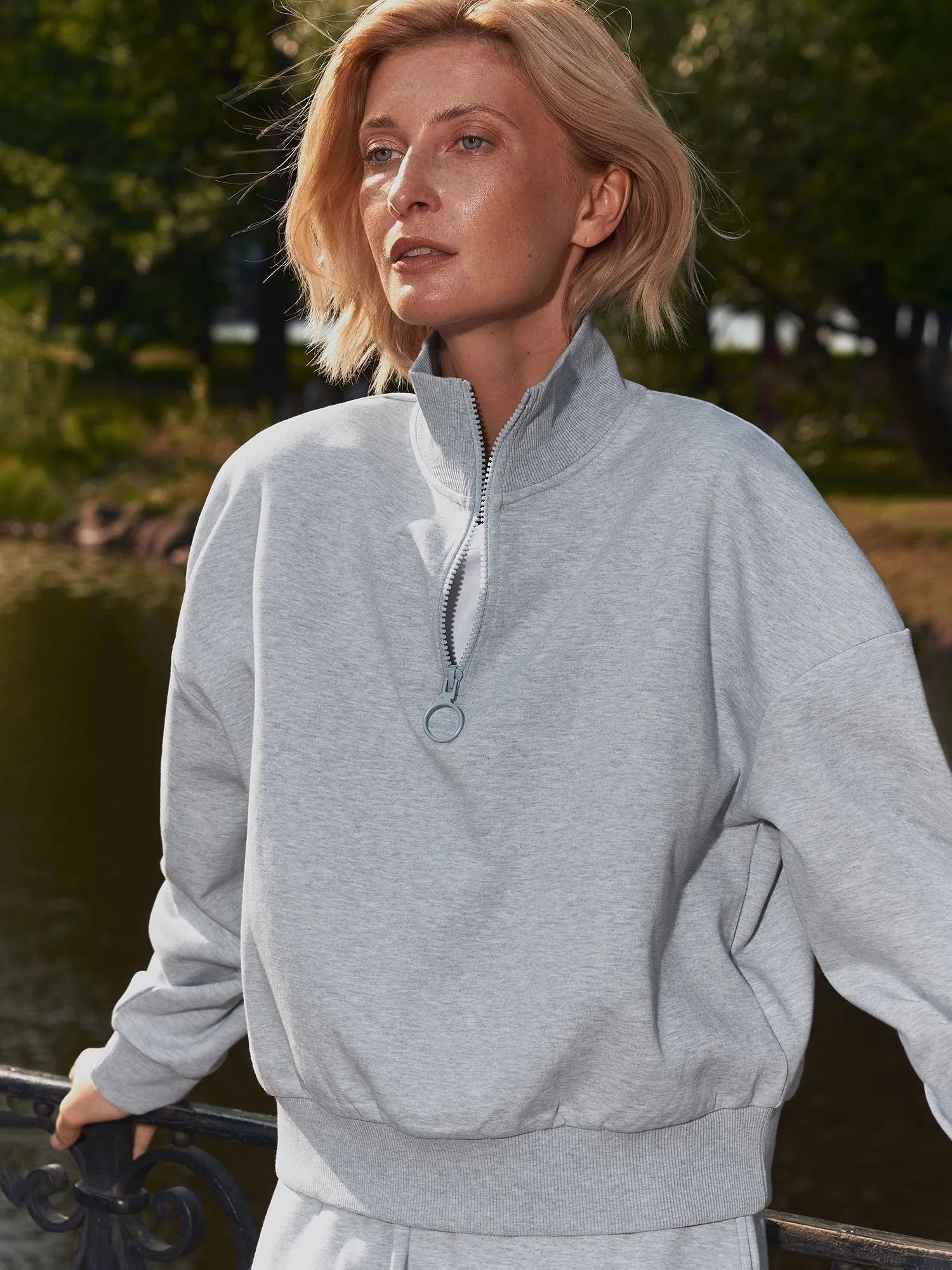 Cвитшот с воротником-стойкой