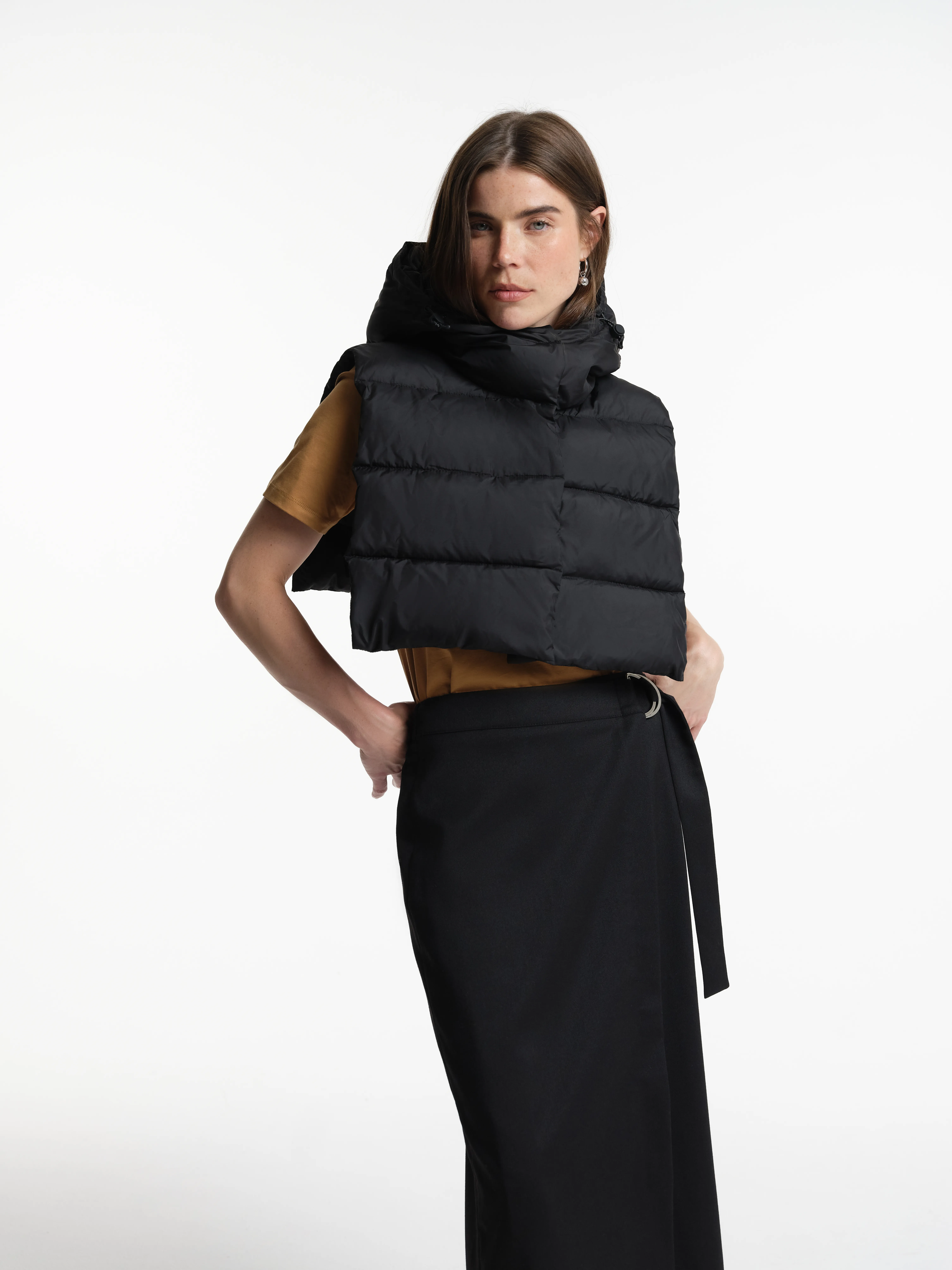 Утепленная манишка с капюшоном