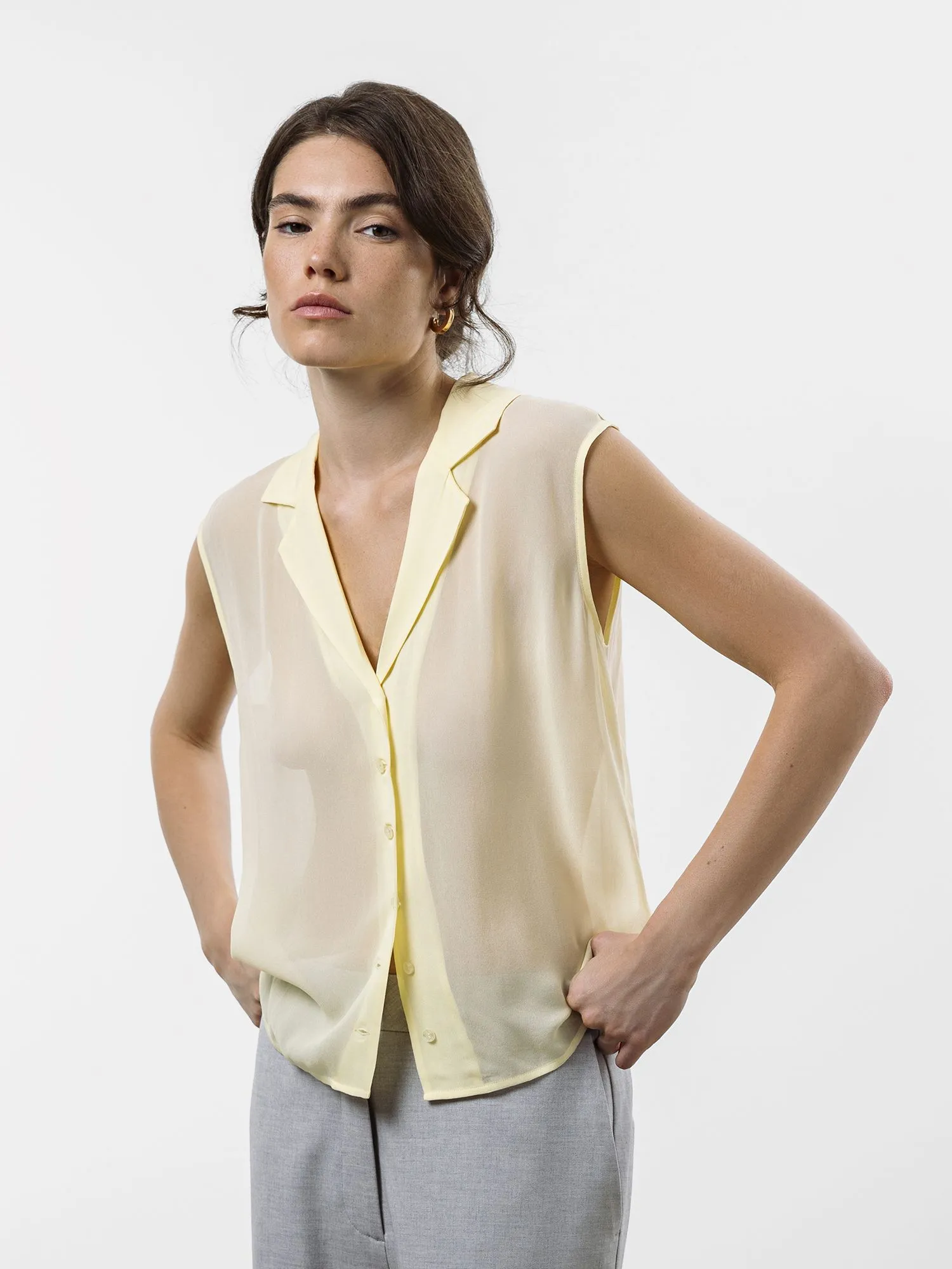 Полуприталенная шифоновая блузка без рукавов