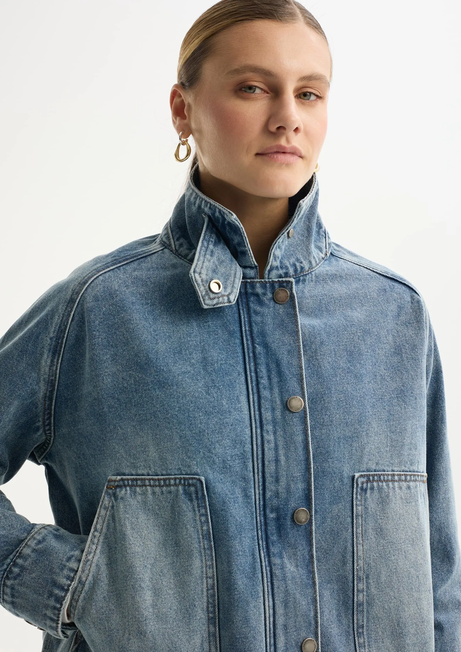 Укороченная джинсовая куртка из 100% хлопка