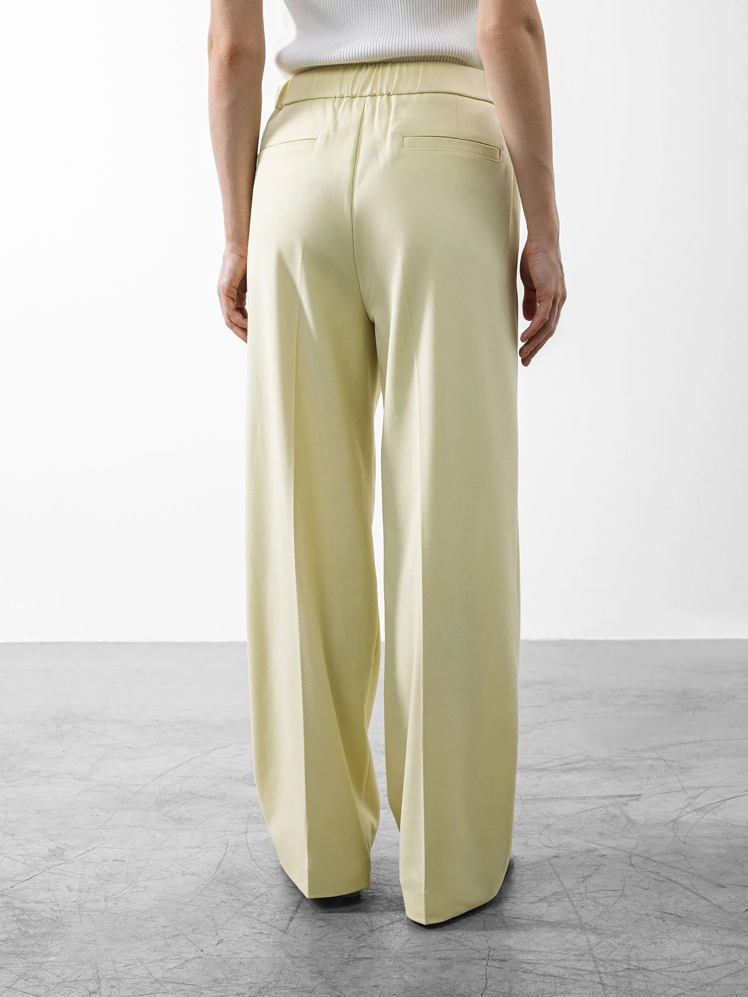 Брюки цвета сливочного масла