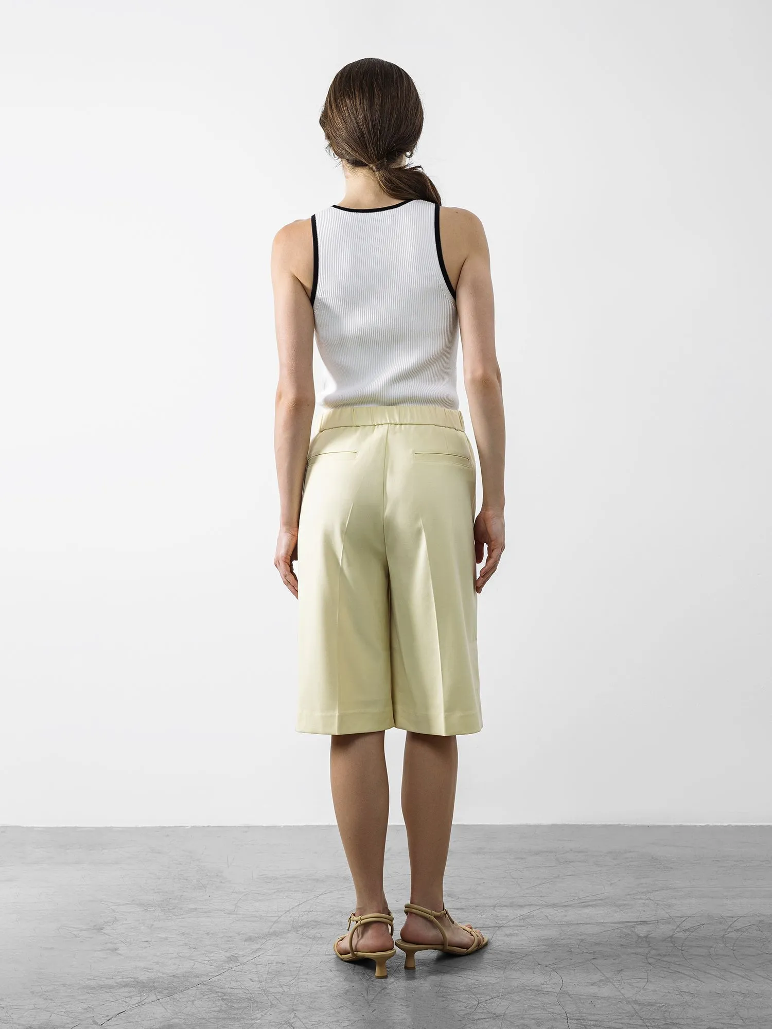 Шорты с высокой посадкой цвета сливочного масла