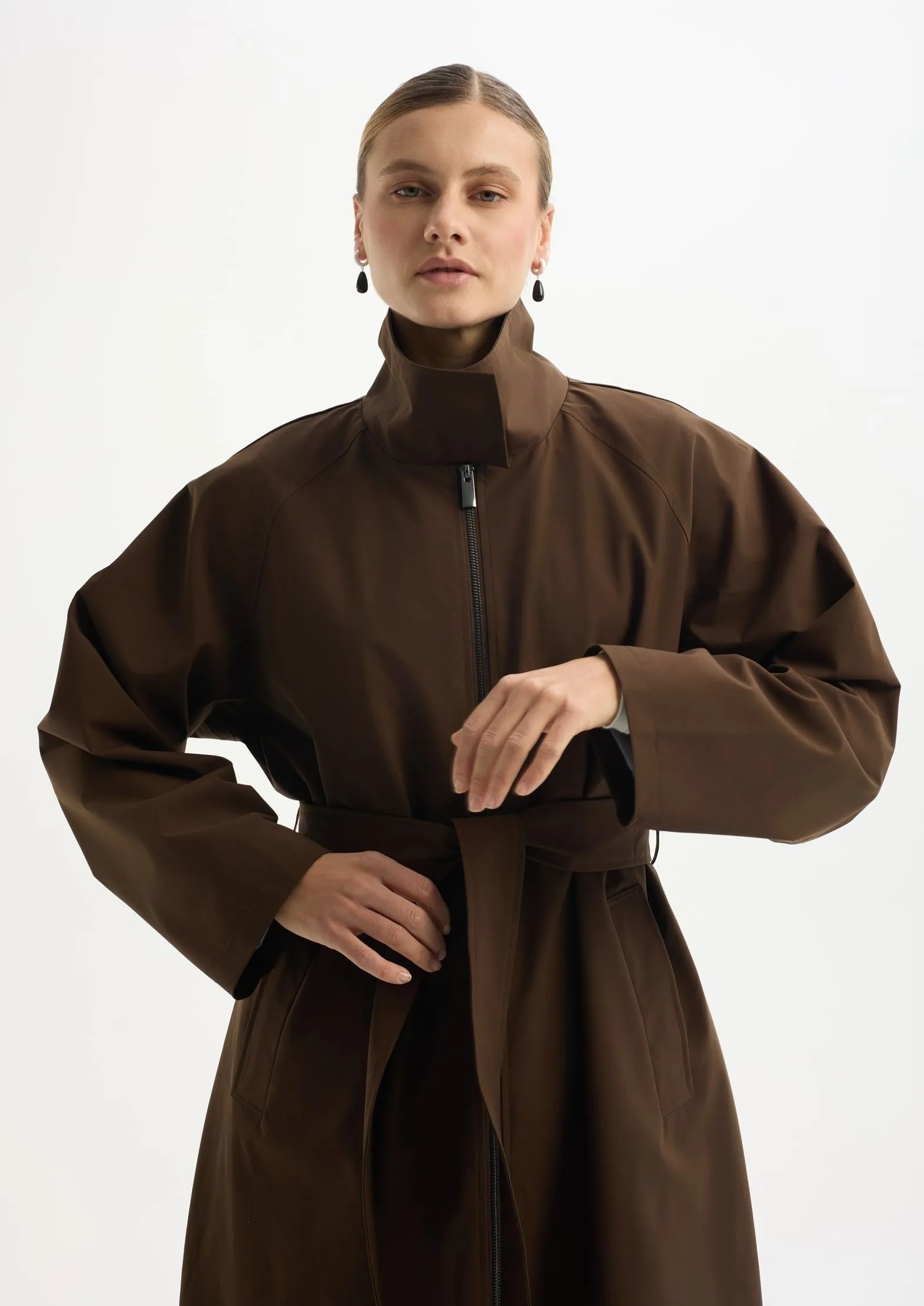 Плащ миди из переработанного океанического пластика на мембране