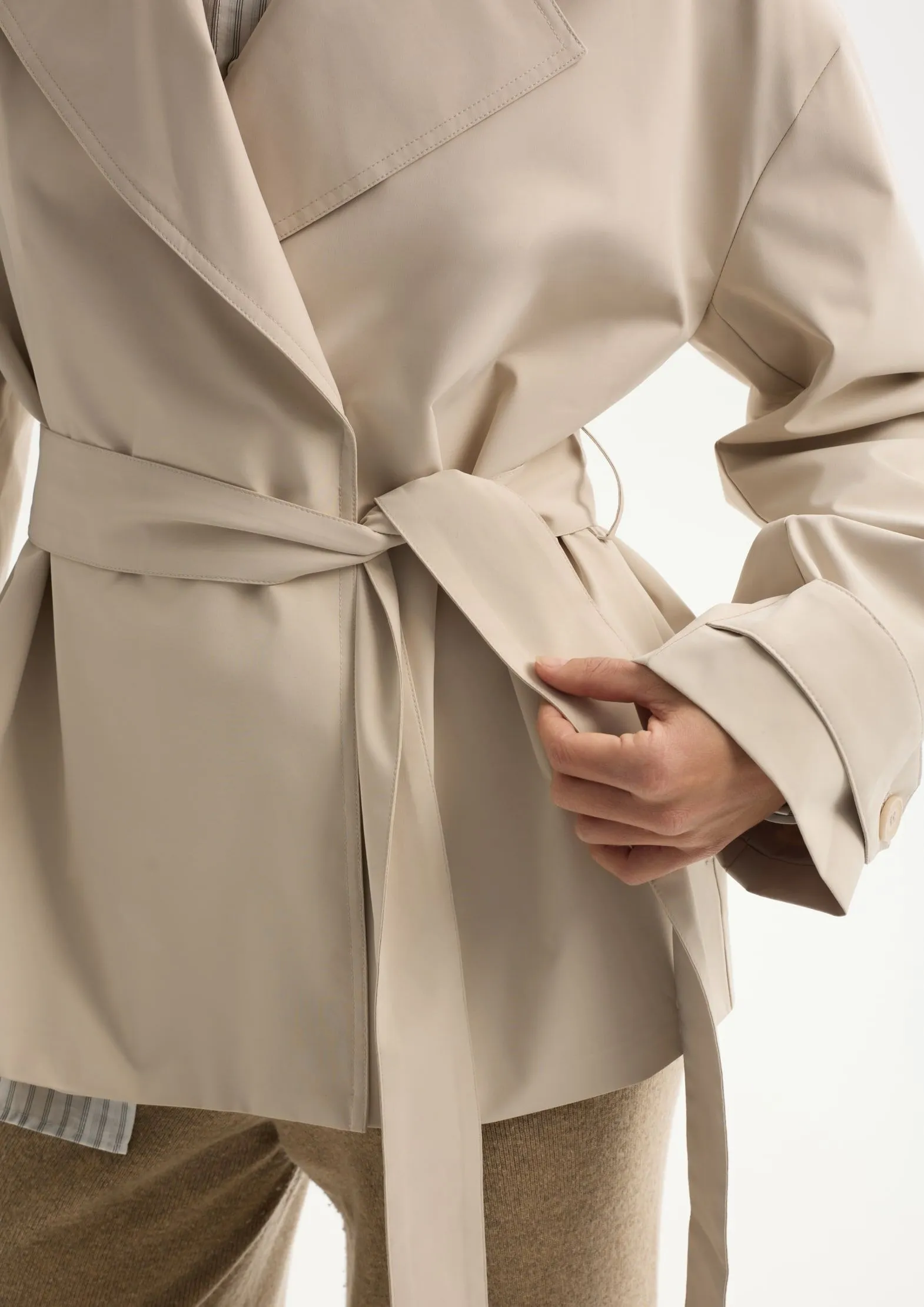 Укороченный плащ из переработанного океанического пластика на мембране