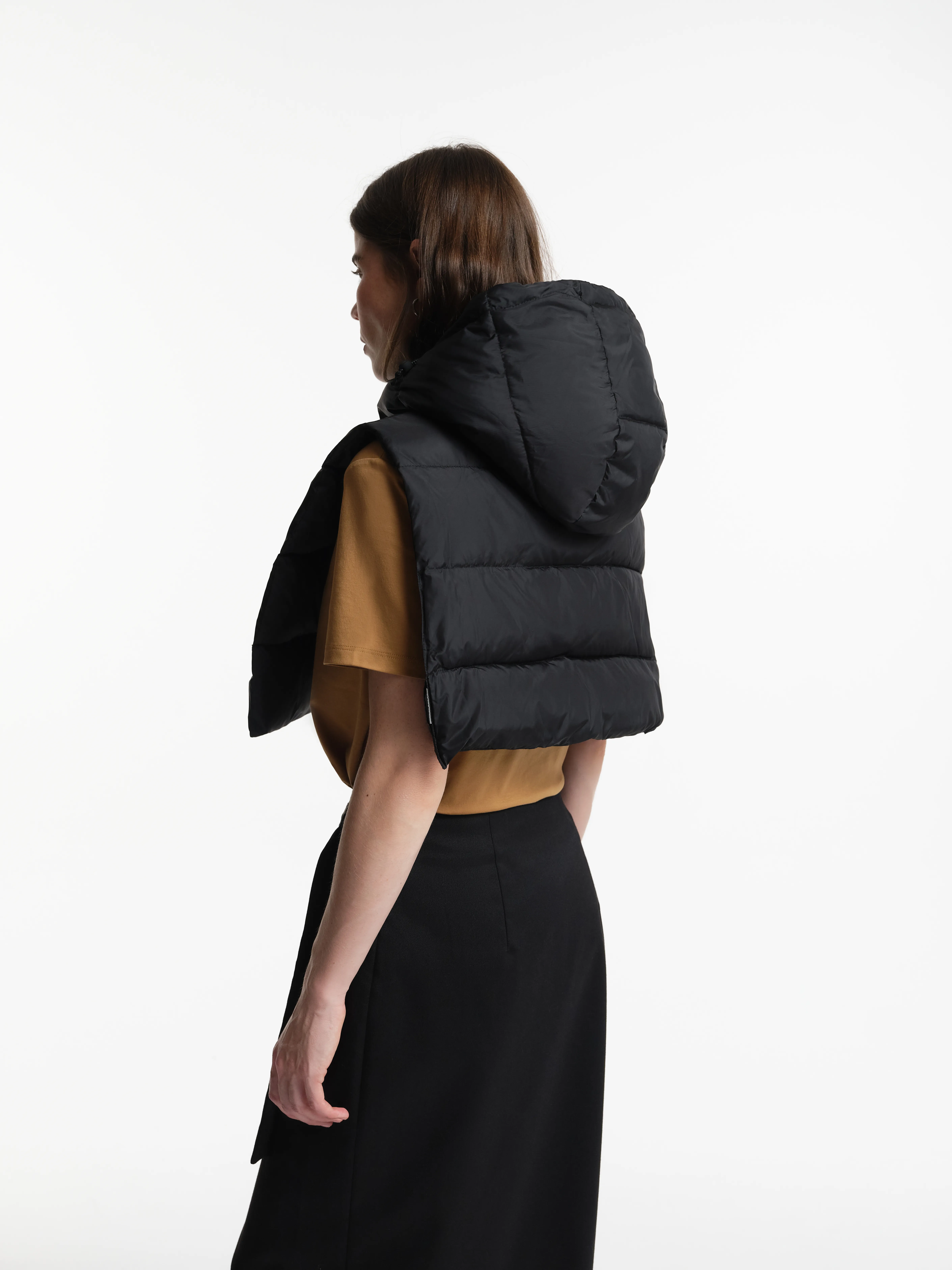 Утепленная манишка с капюшоном