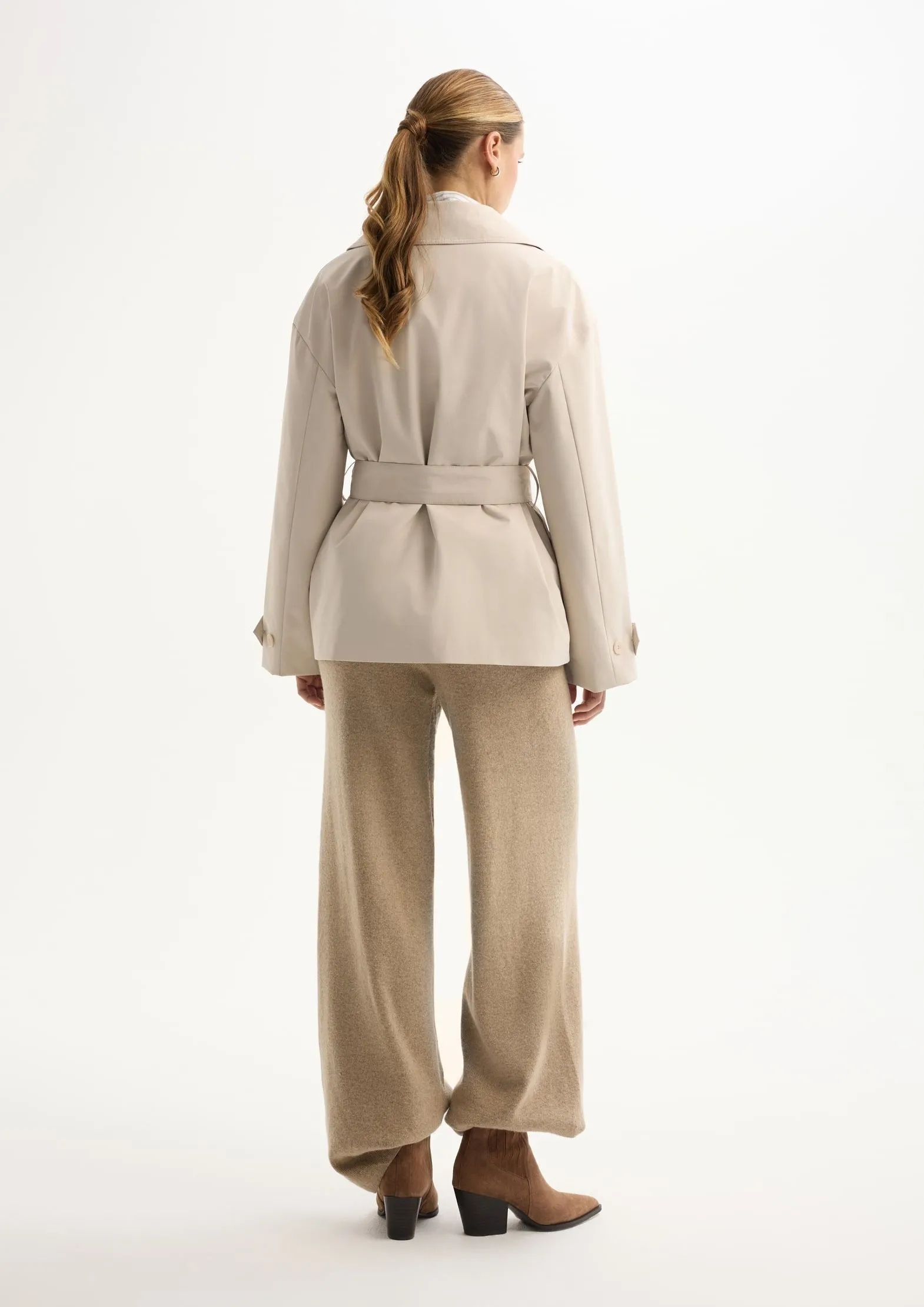 Укороченный плащ из переработанного океанического пластика на мембране