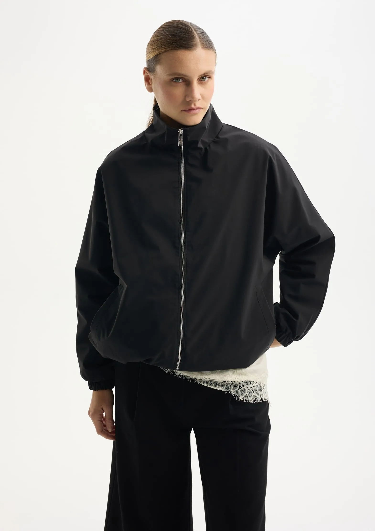 Бомбер из из переработанного нейлона на мембране