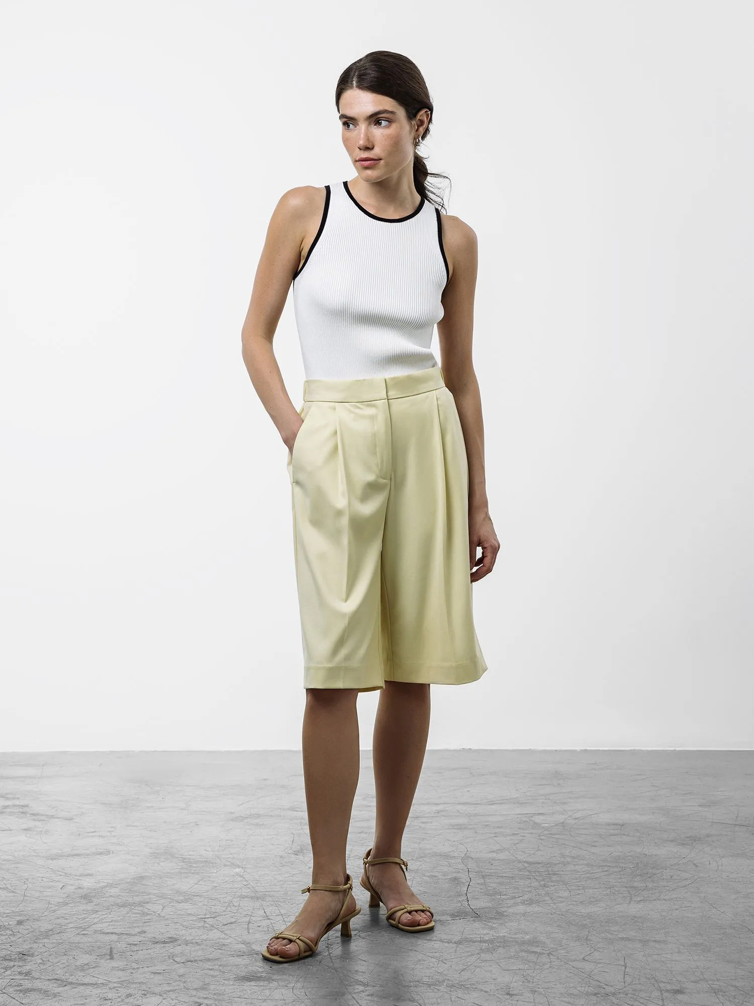 Шорты с высокой посадкой цвета сливочного масла