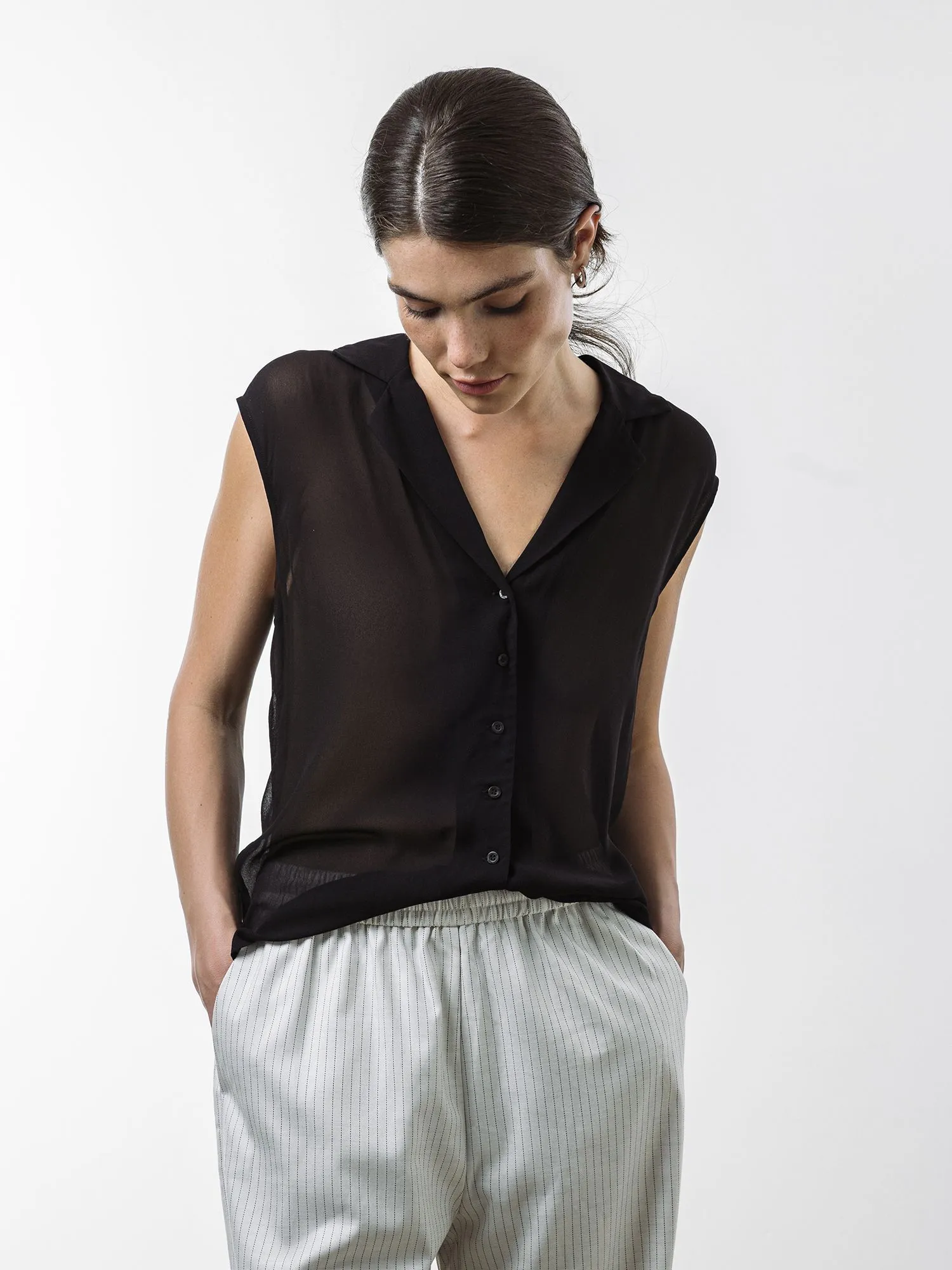 Полуприталенная шифоновая блузка без рукавов