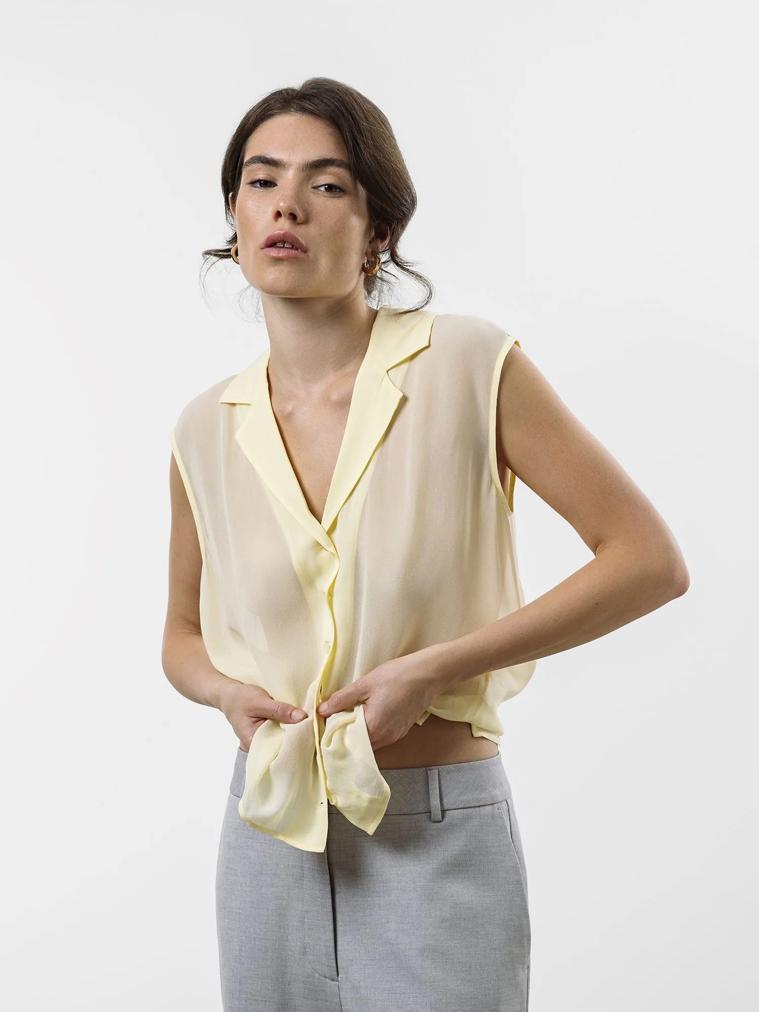 Полуприталенная шифоновая блузка без рукавов