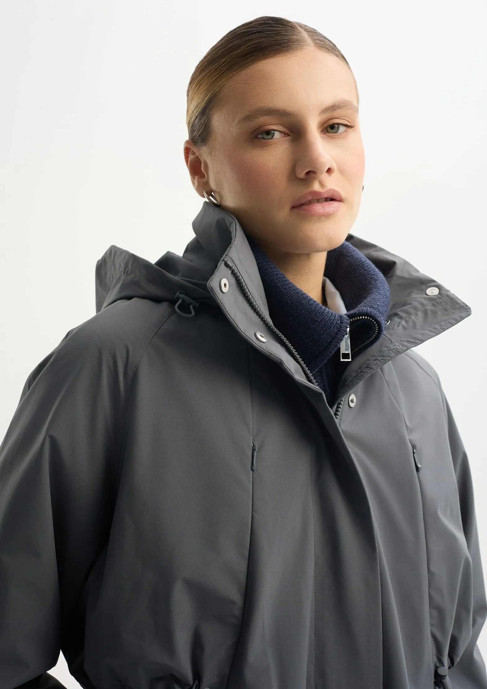 Плащ на мембране 15000/15000 с грязеотталкивающим эффектом