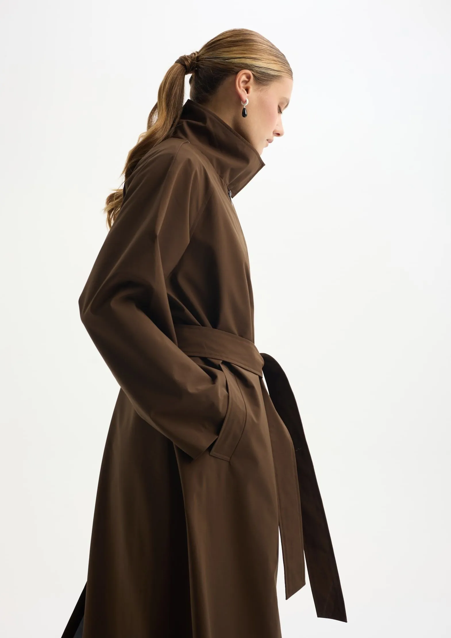 Плащ миди из переработанного океанического пластика на мембране