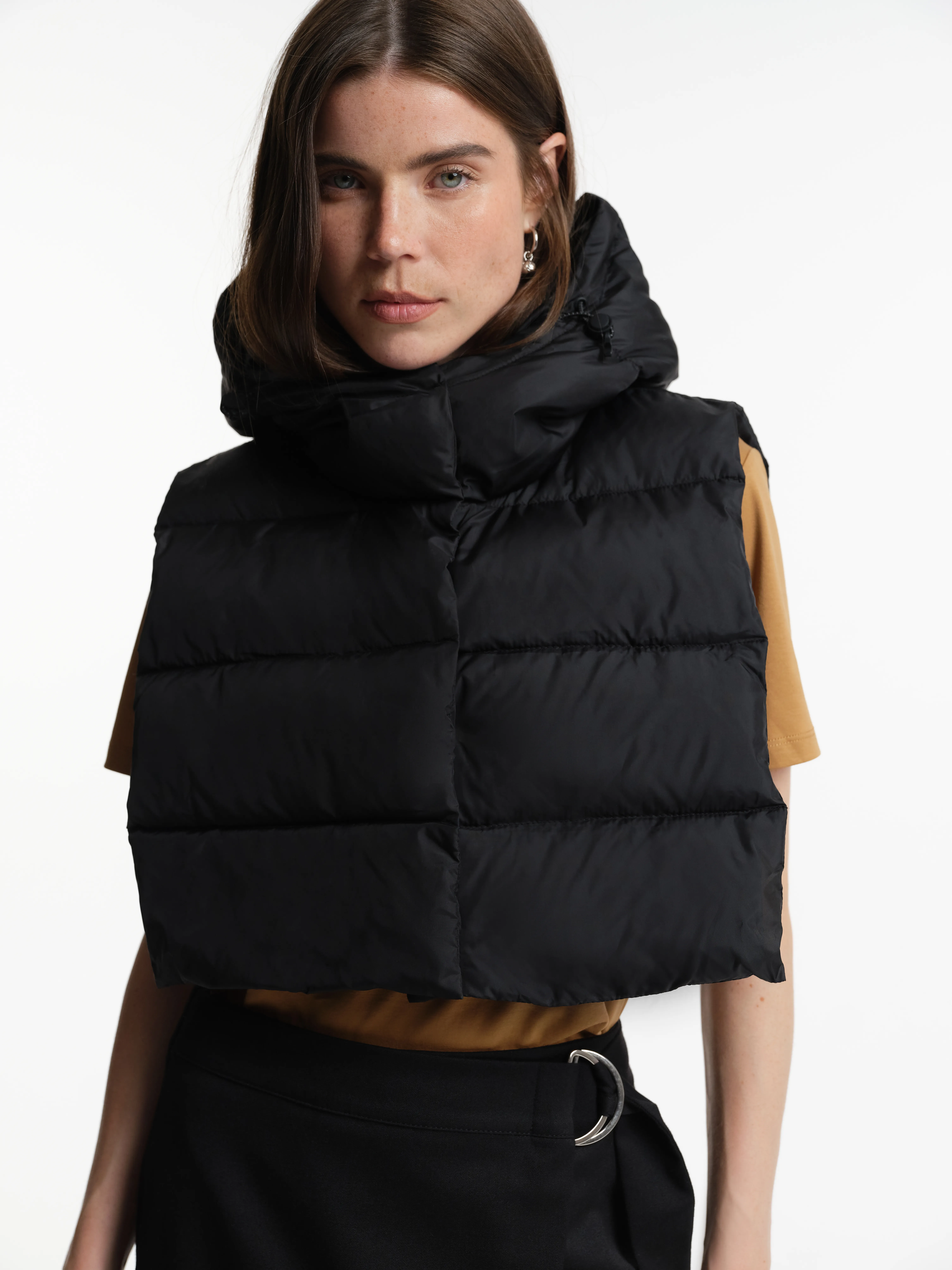 Утепленная манишка с капюшоном