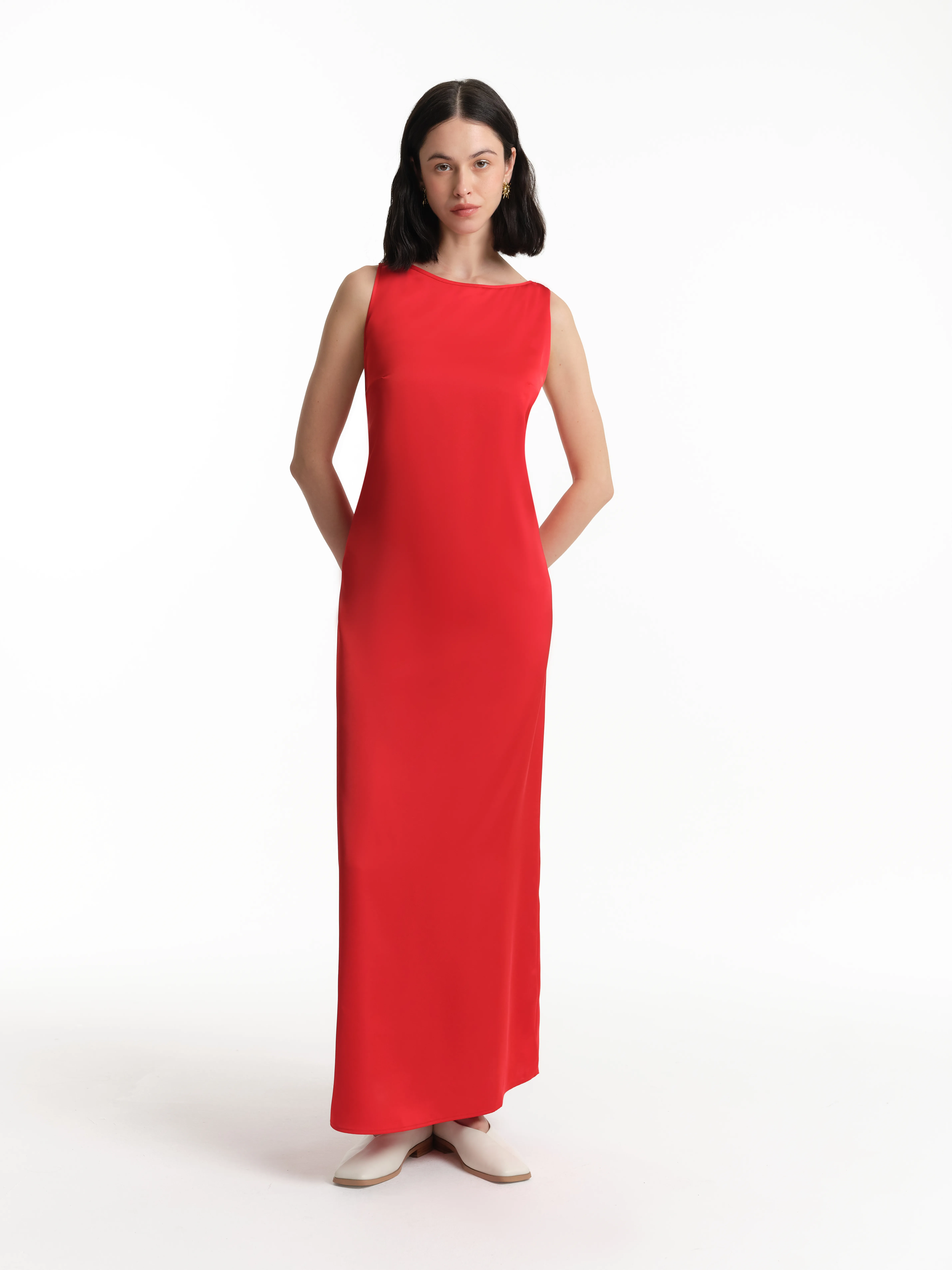 Платье из переработанного полиэстера с вырезом на спине