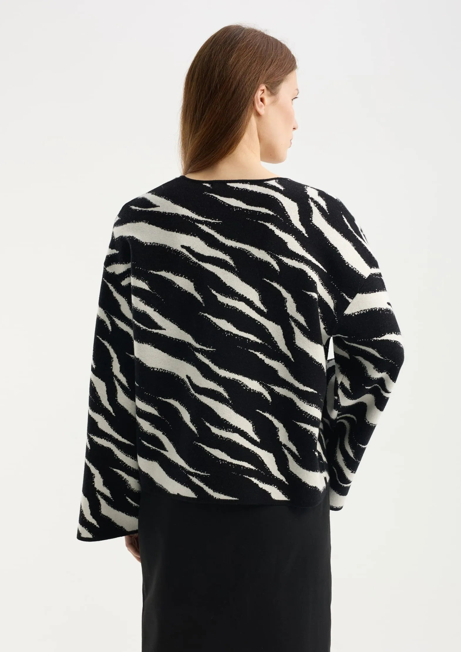 Жаккардовый джемпер с анималистичным принтом