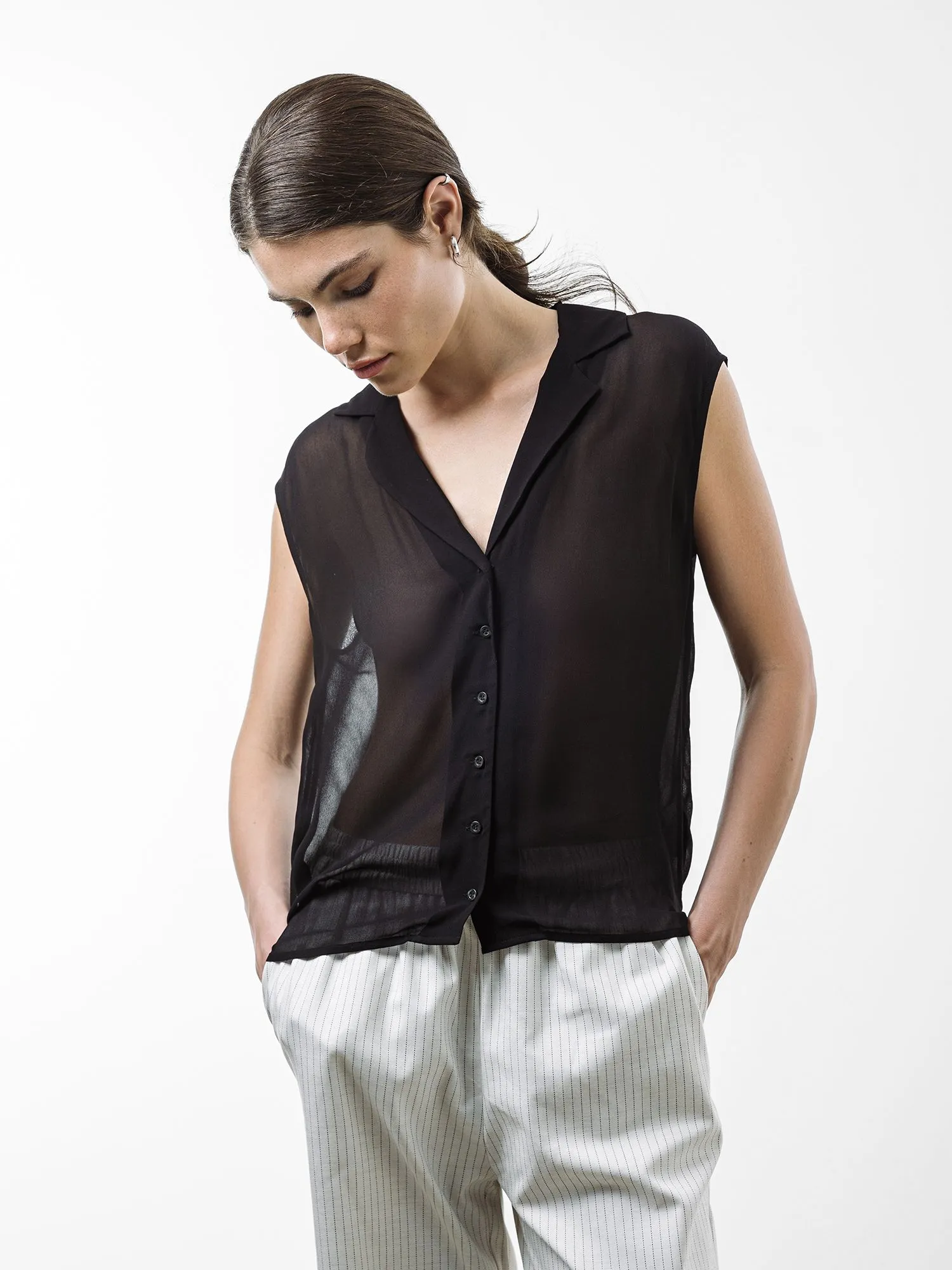 Полуприталенная шифоновая блузка без рукавов