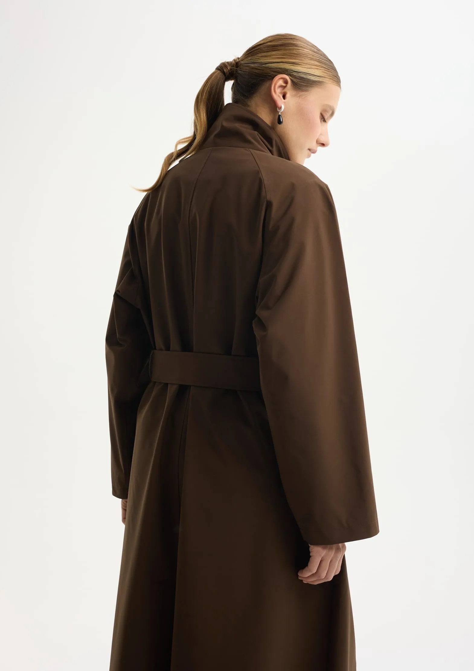 Плащ миди из переработанного океанического пластика на мембране