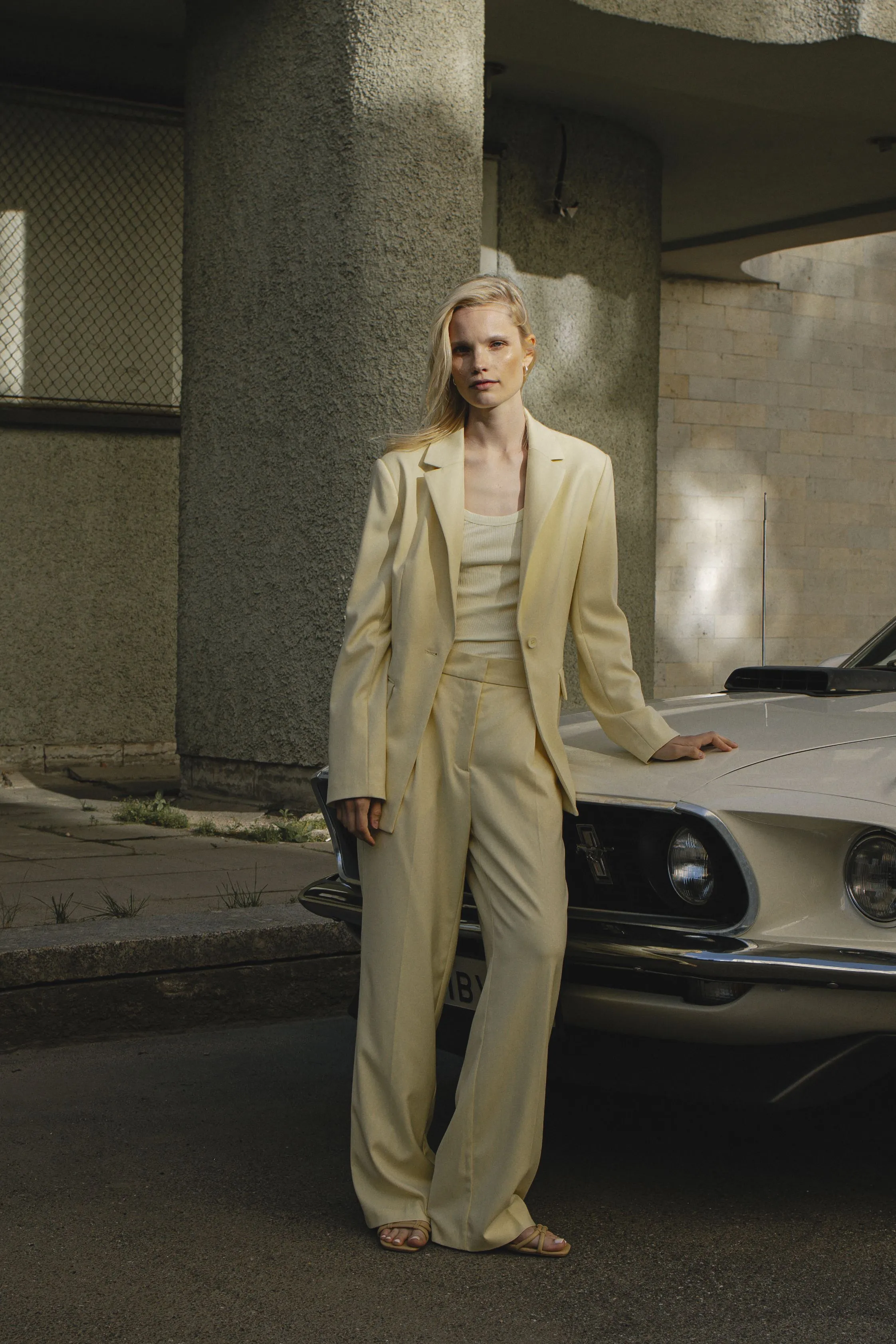 Брюки цвета сливочного масла