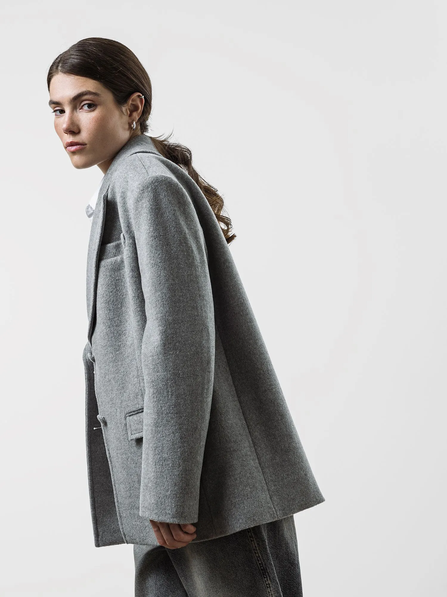 Объемное пальто-жакет из шерсти