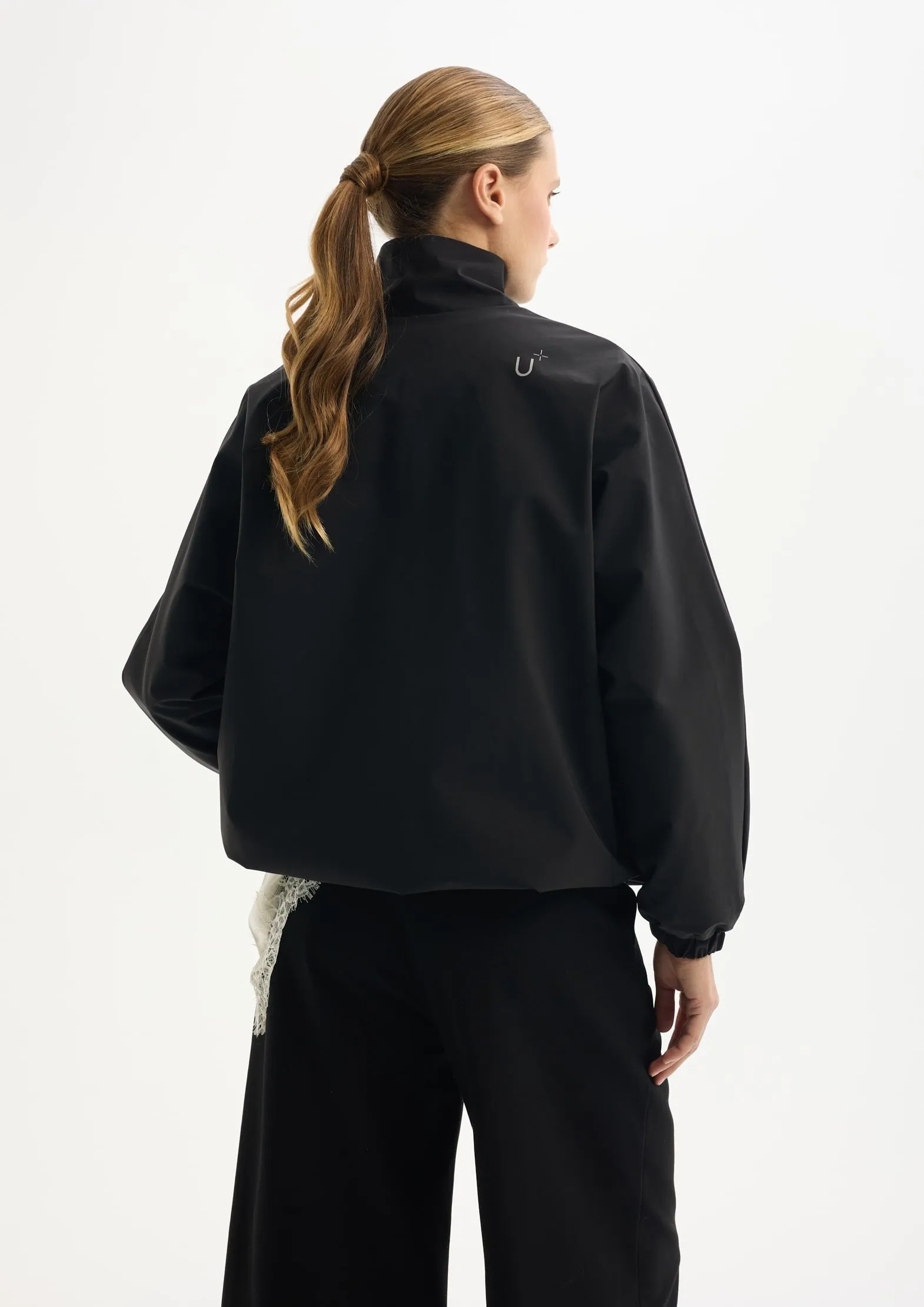 Бомбер из из переработанного нейлона на мембране