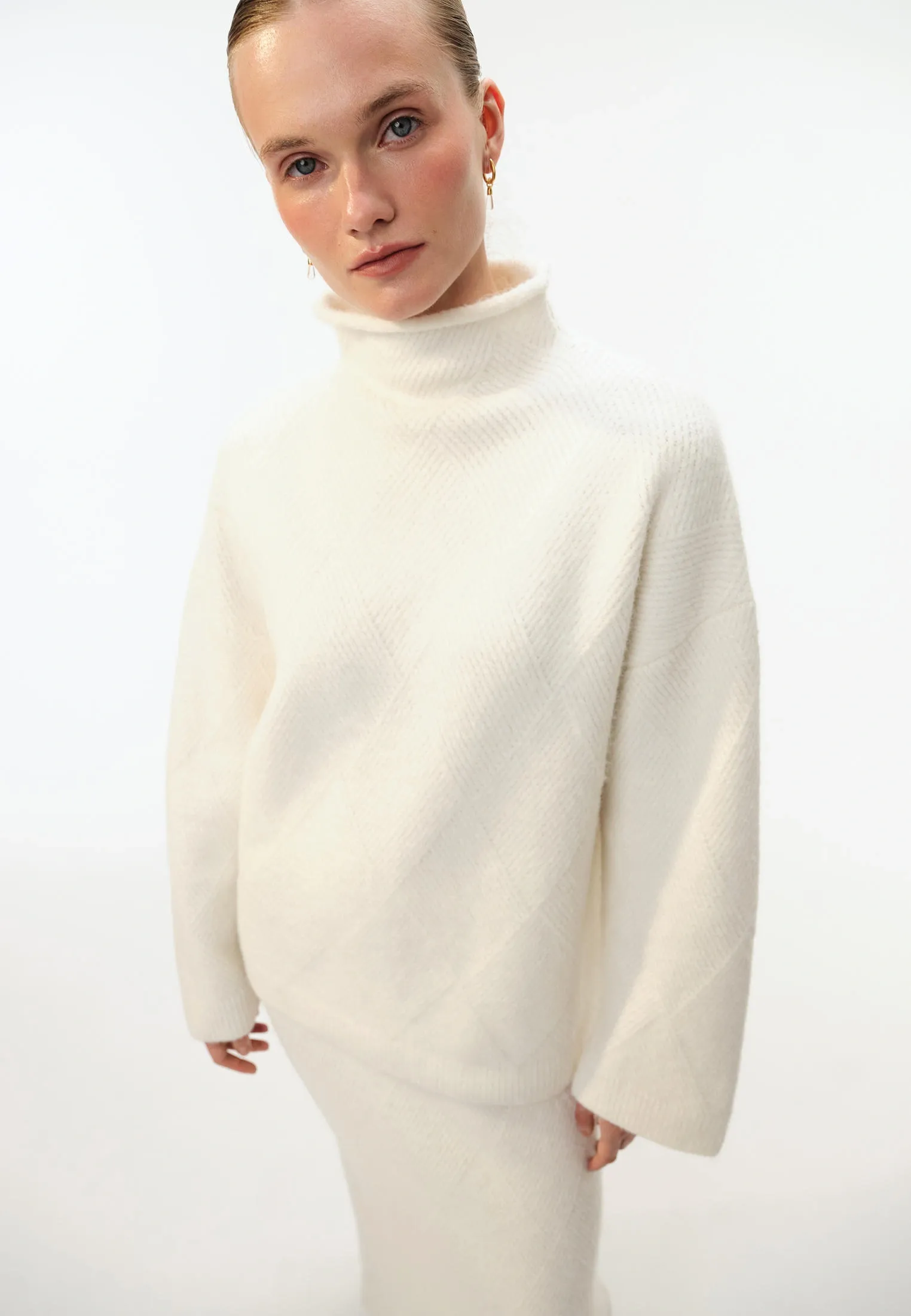 Свитер фактурной вязки с добавлением шерсти