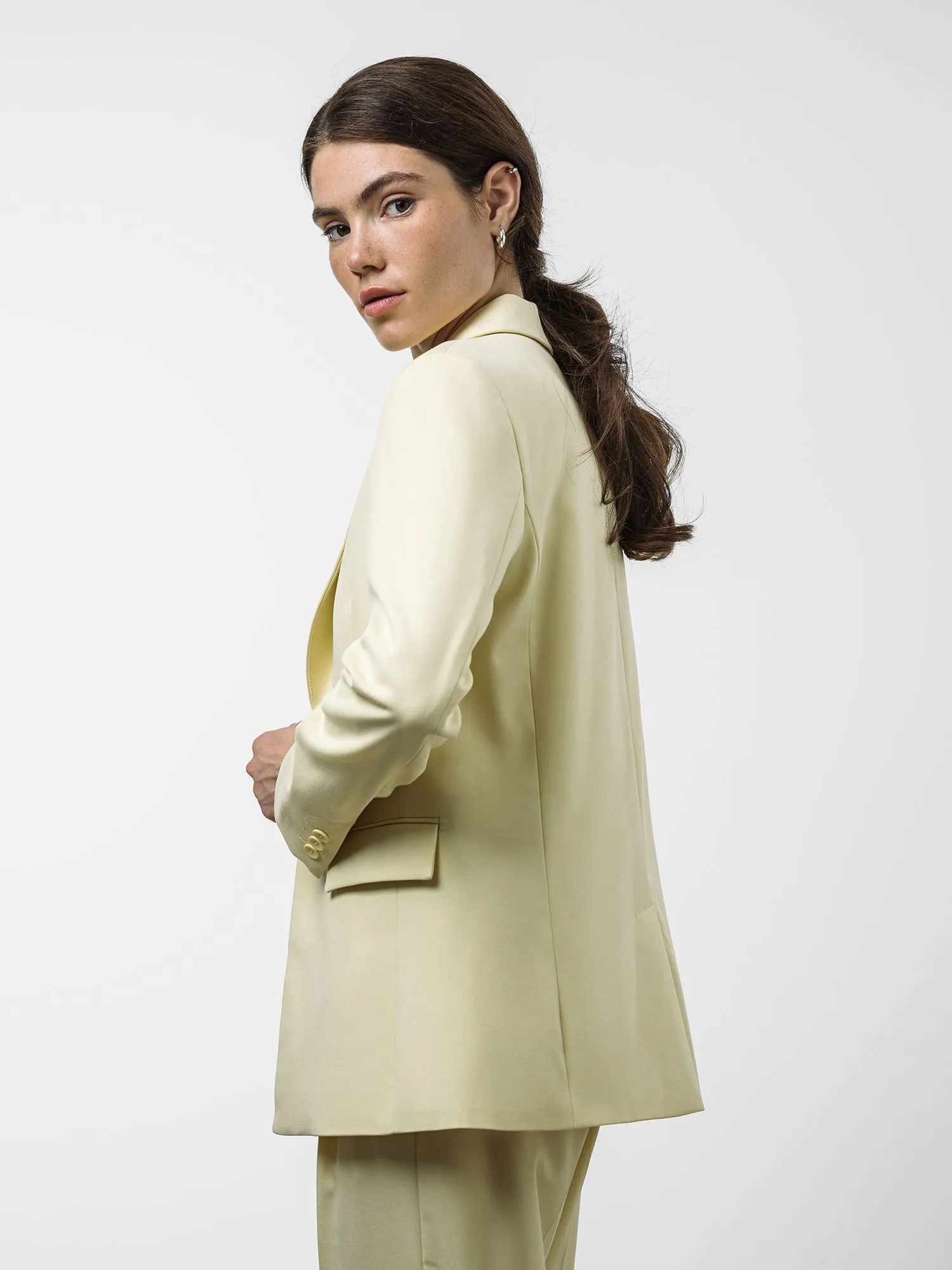 Однобортный жакет цвета сливочного масла