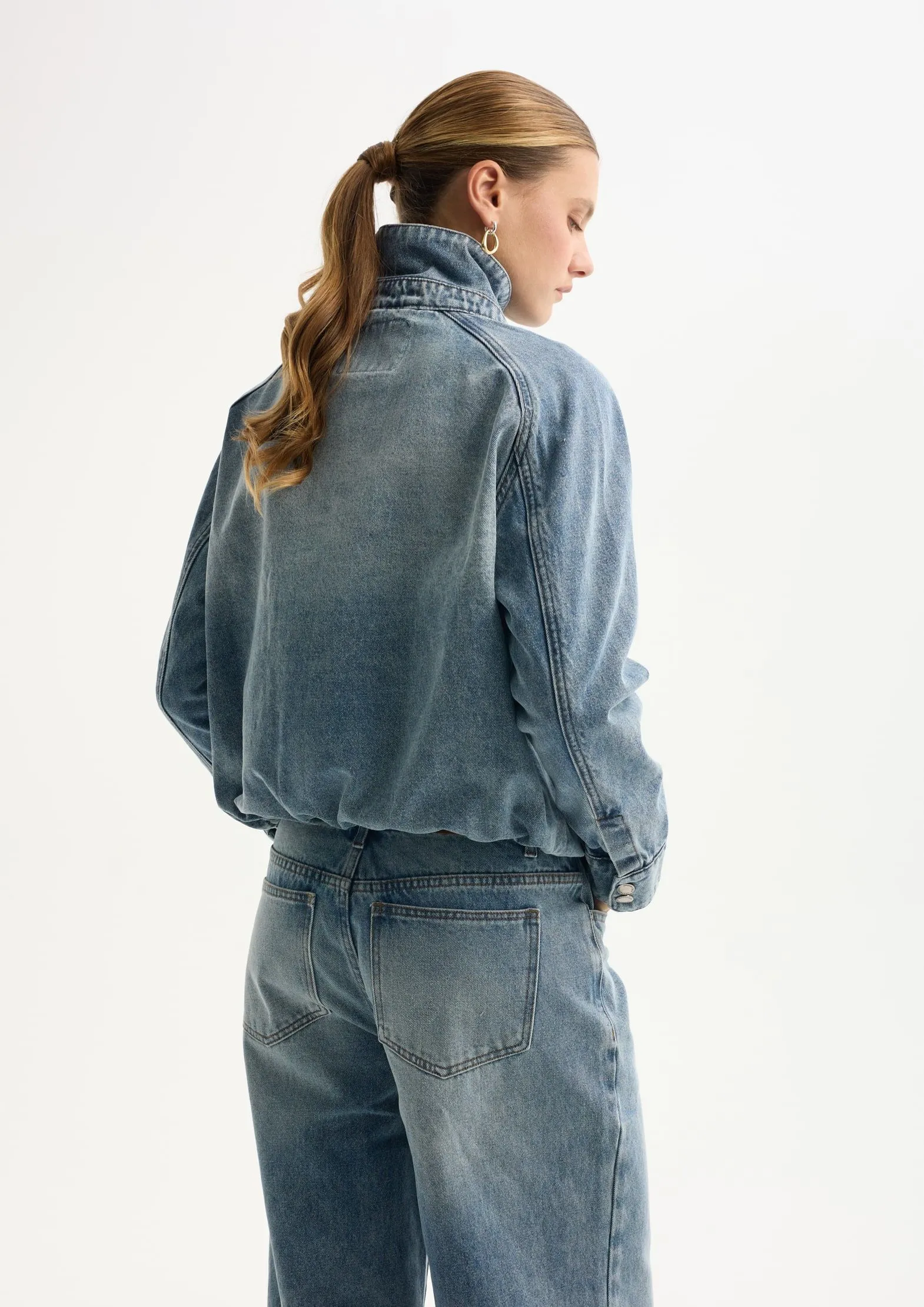 Укороченная джинсовая куртка из 100% хлопка