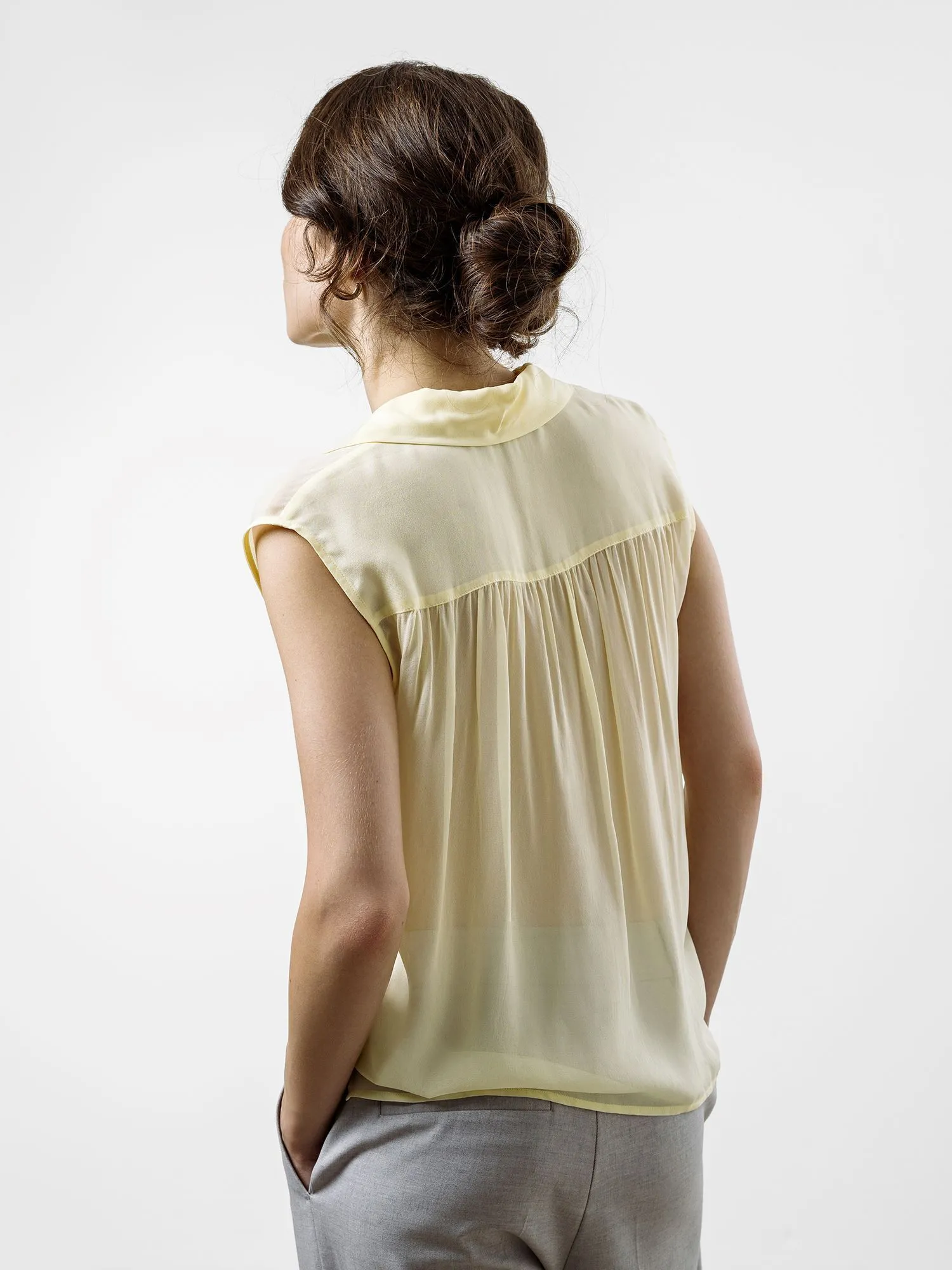 Полуприталенная шифоновая блузка без рукавов