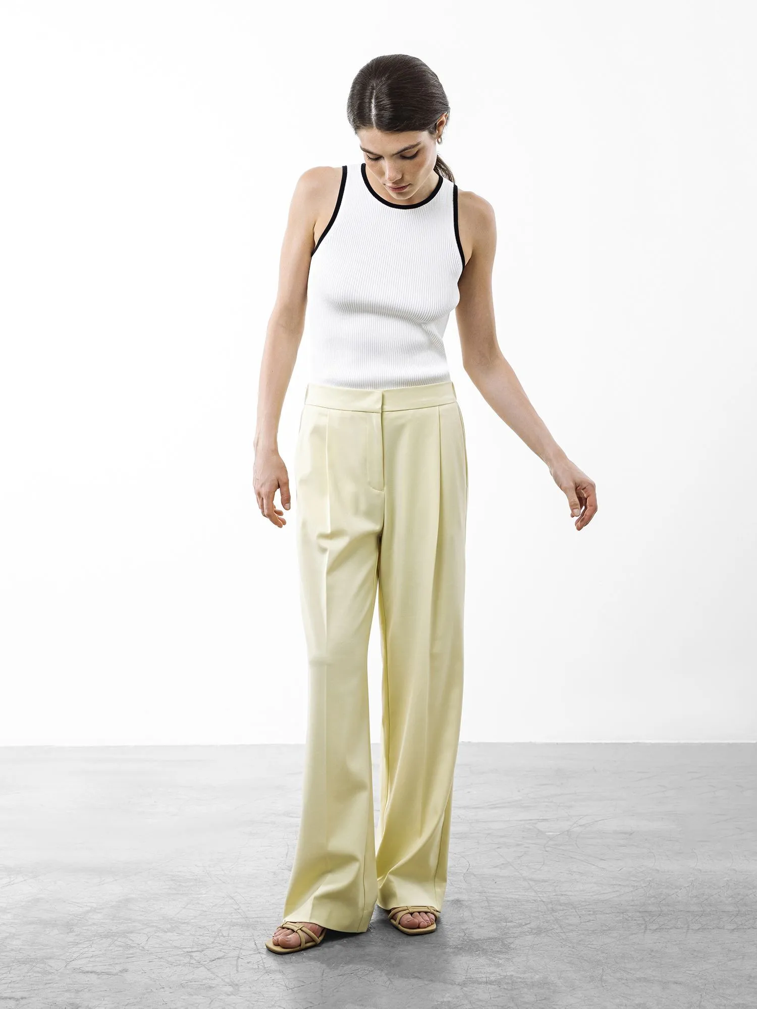 Брюки цвета сливочного масла