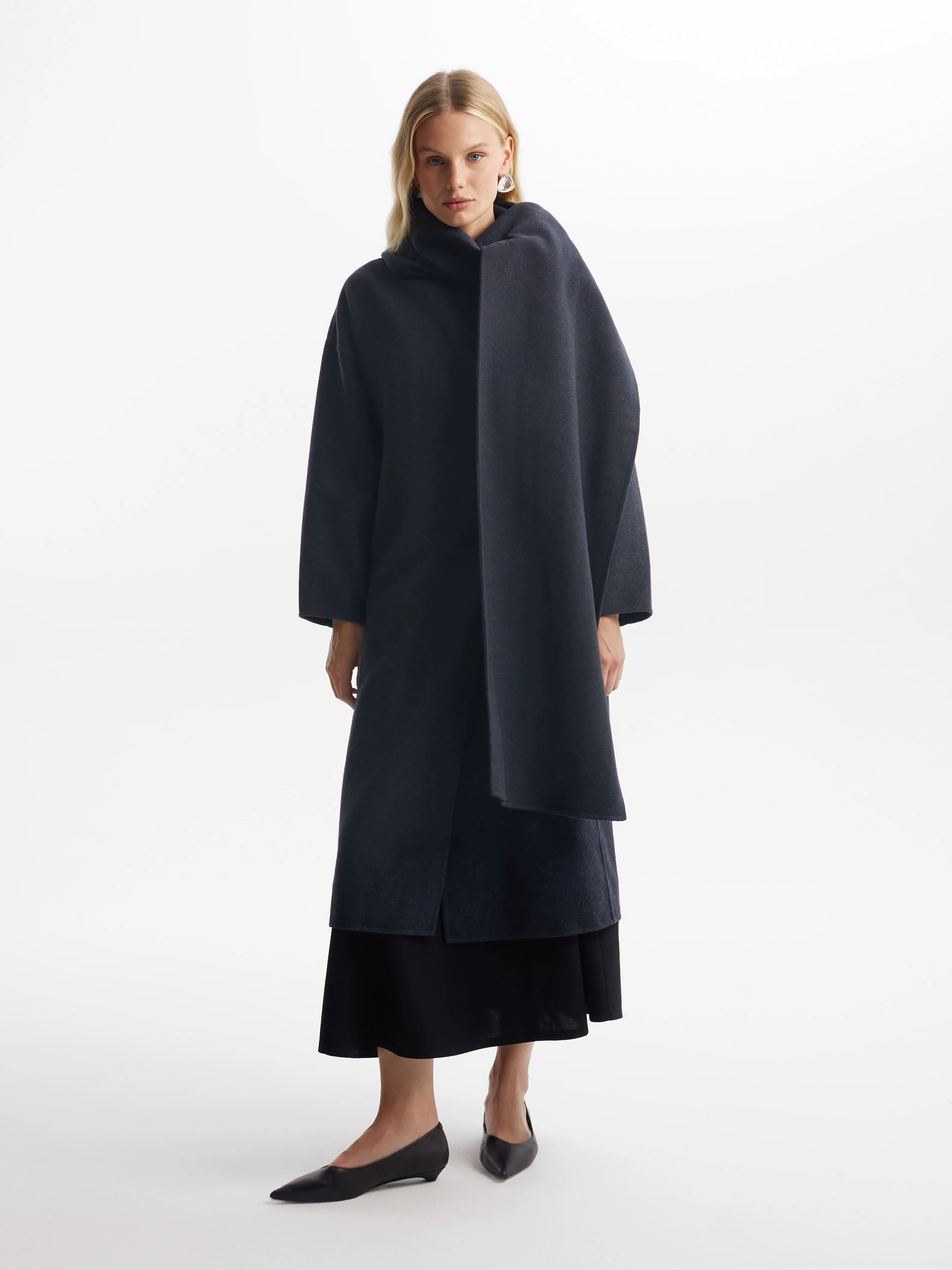 Утепленное двубортное пальто с шарфом