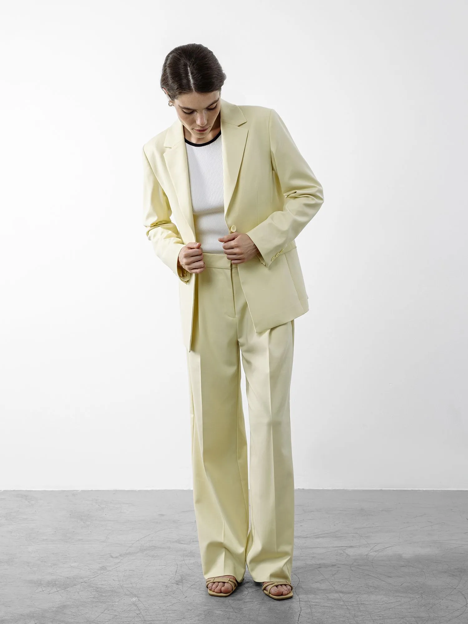 Брюки цвета сливочного масла