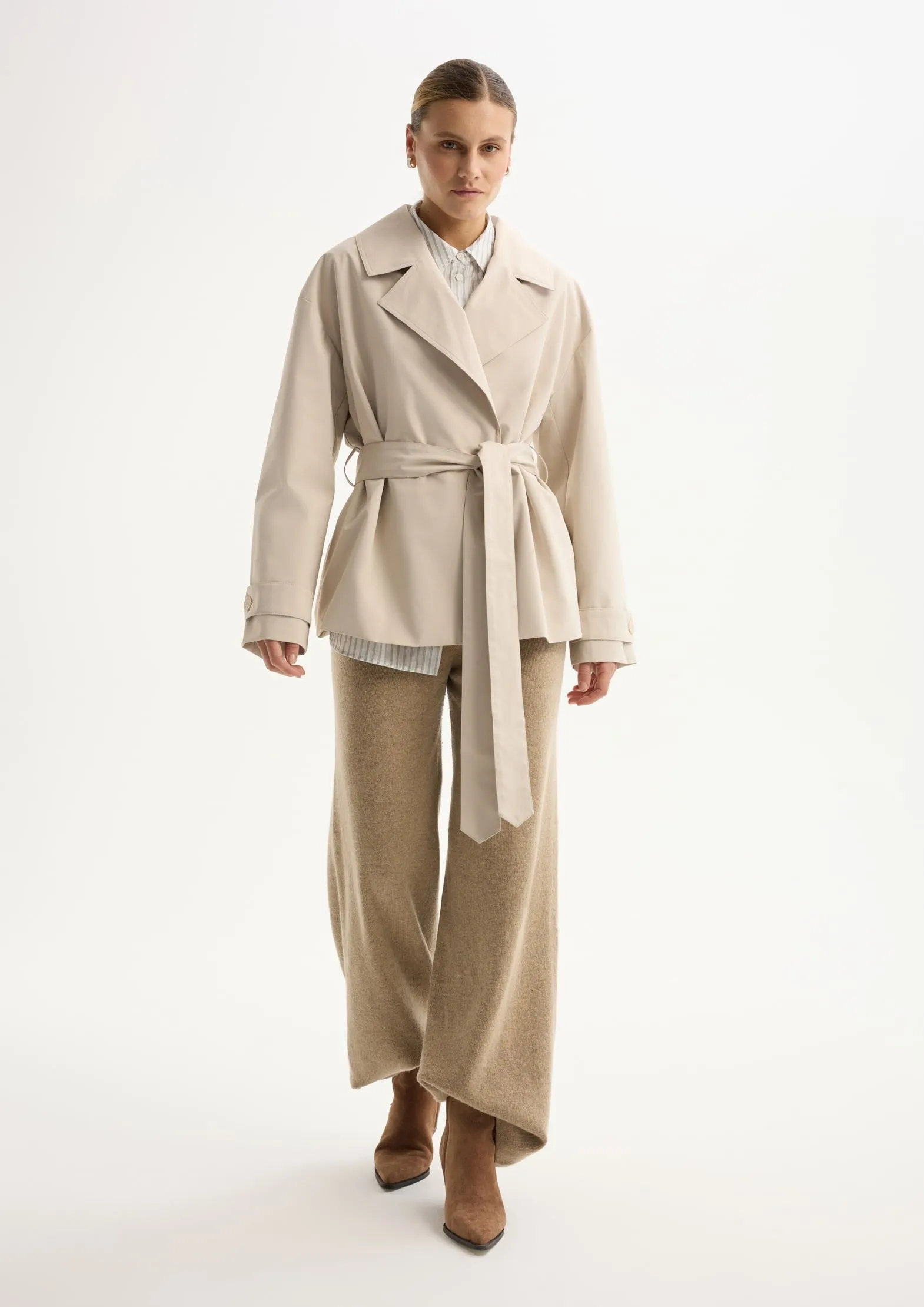 Укороченный плащ из переработанного океанического пластика на мембране