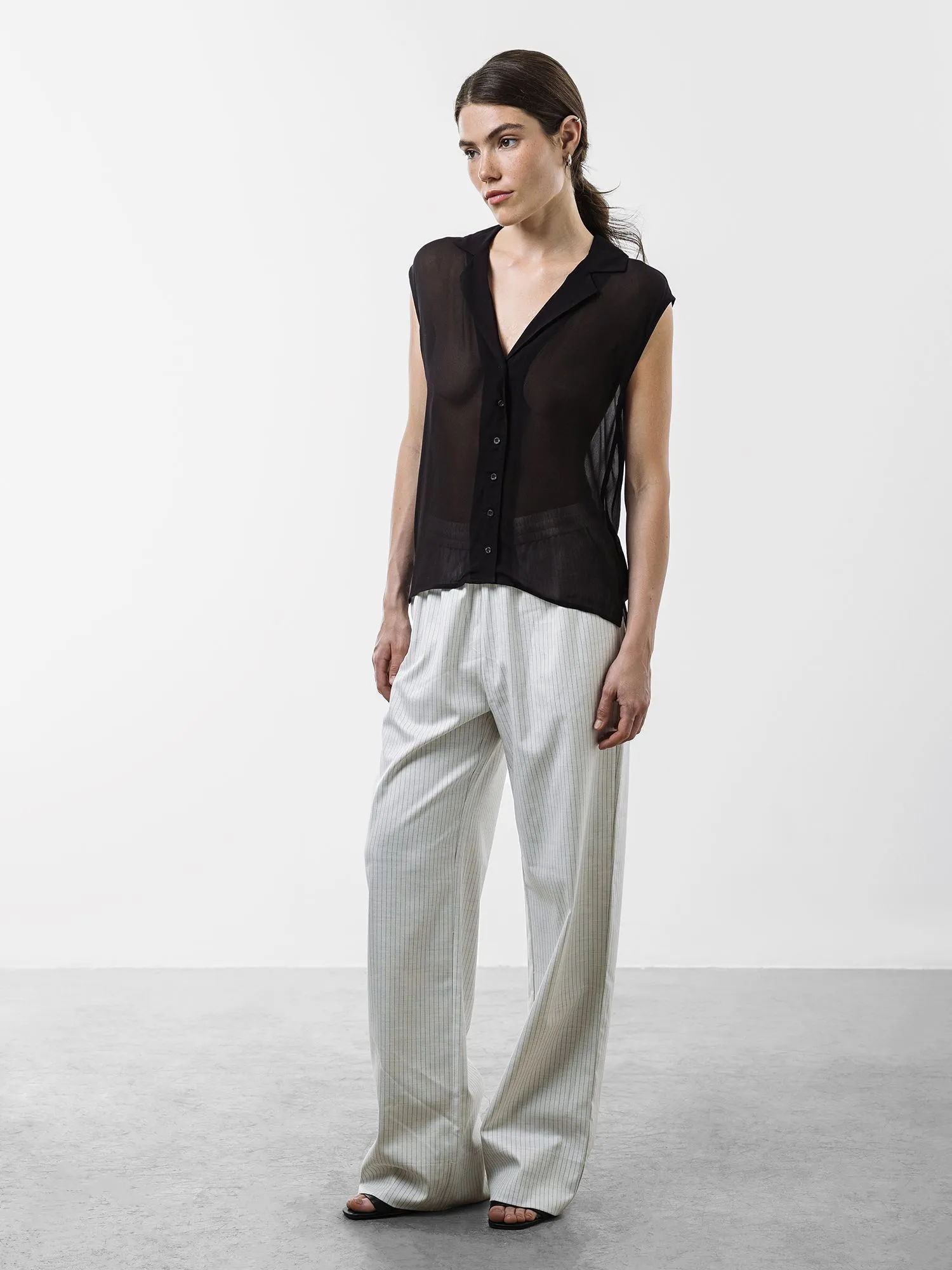 Полуприталенная шифоновая блузка без рукавов