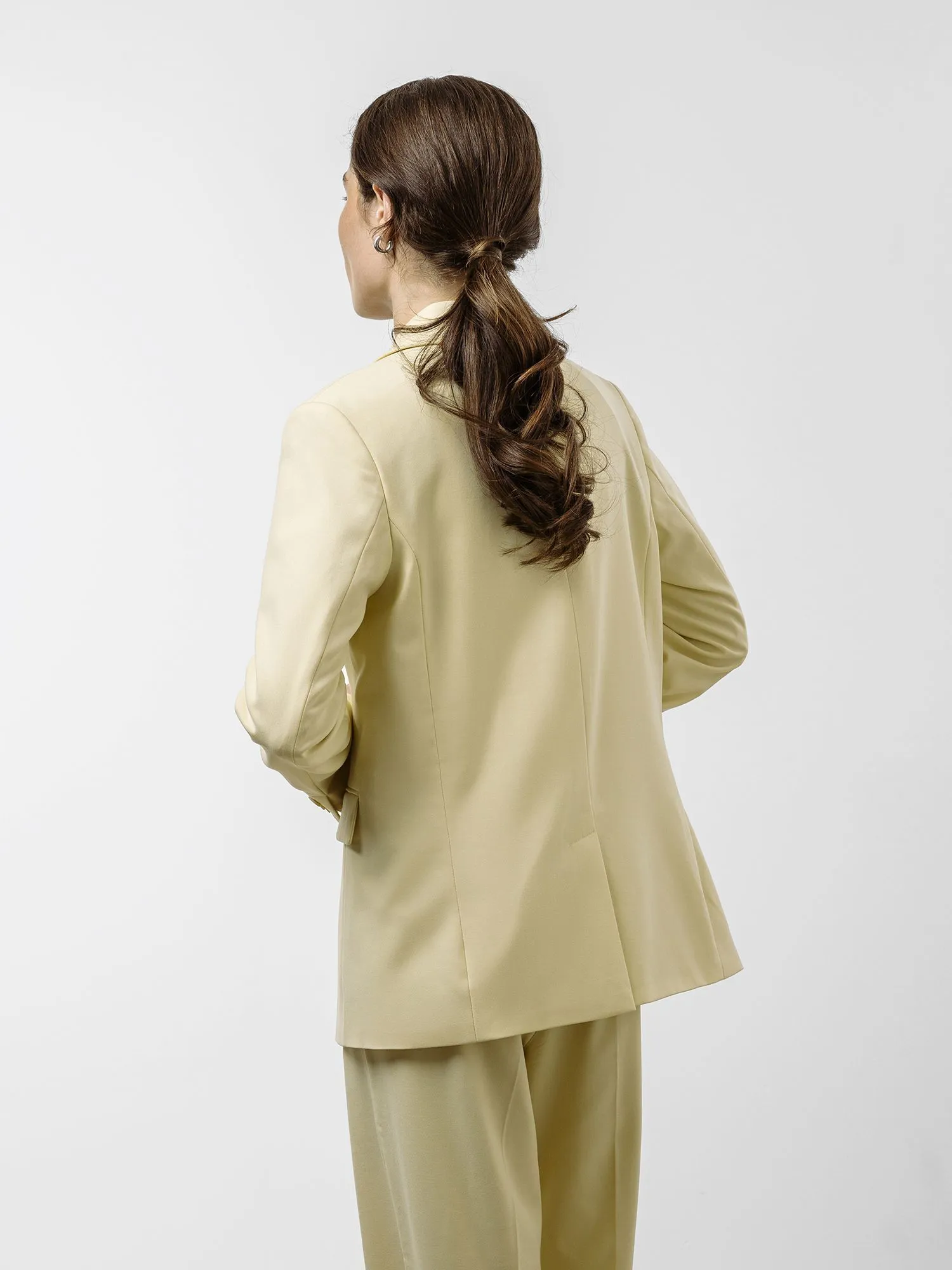 Однобортный жакет цвета сливочного масла