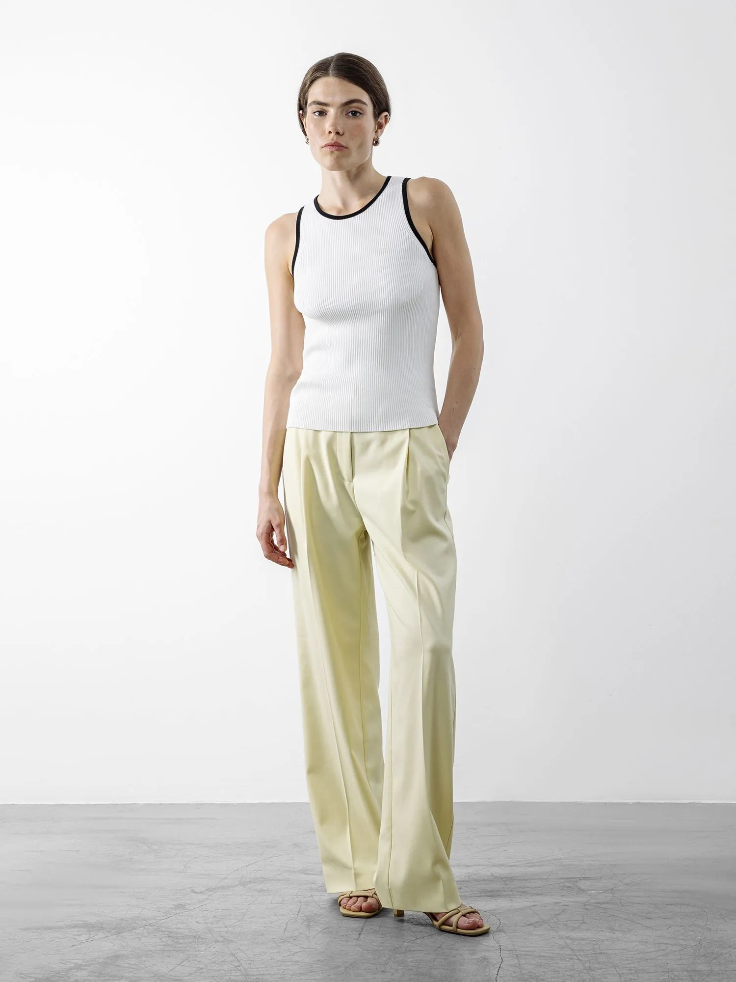 Брюки цвета сливочного масла