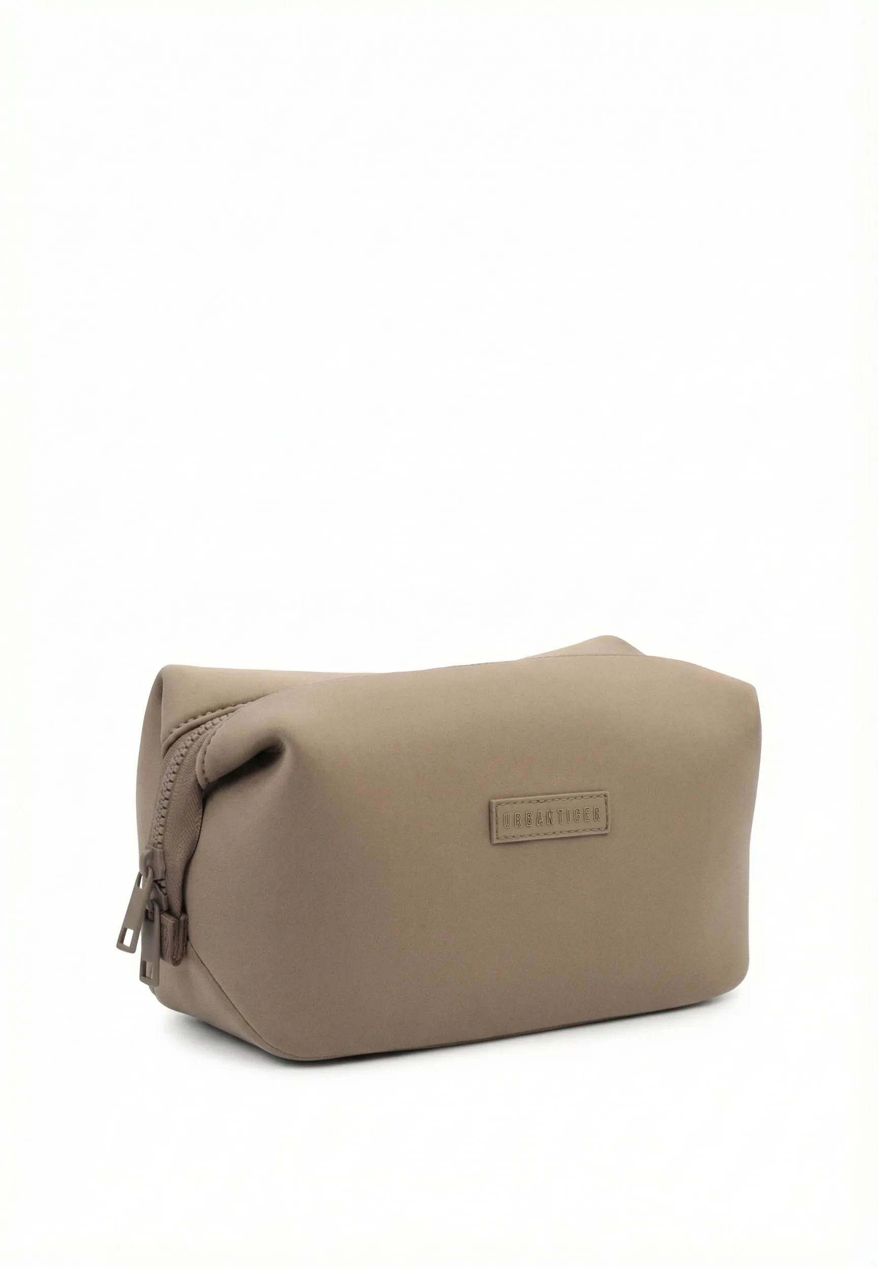 Косметичка из технологичной ткани