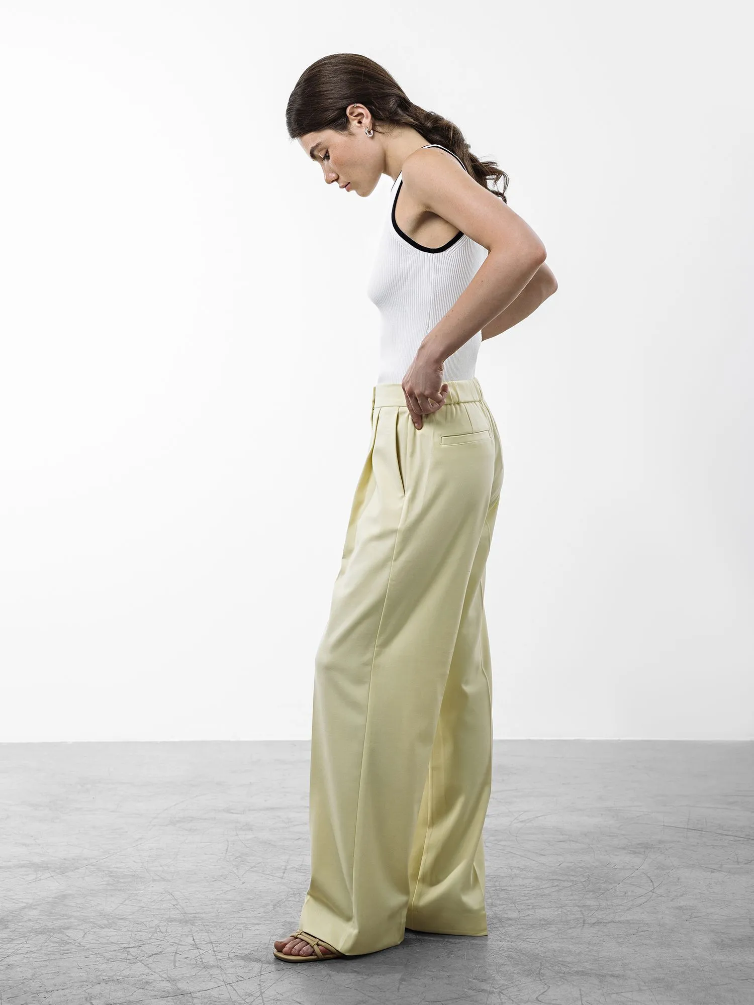 Брюки цвета сливочного масла