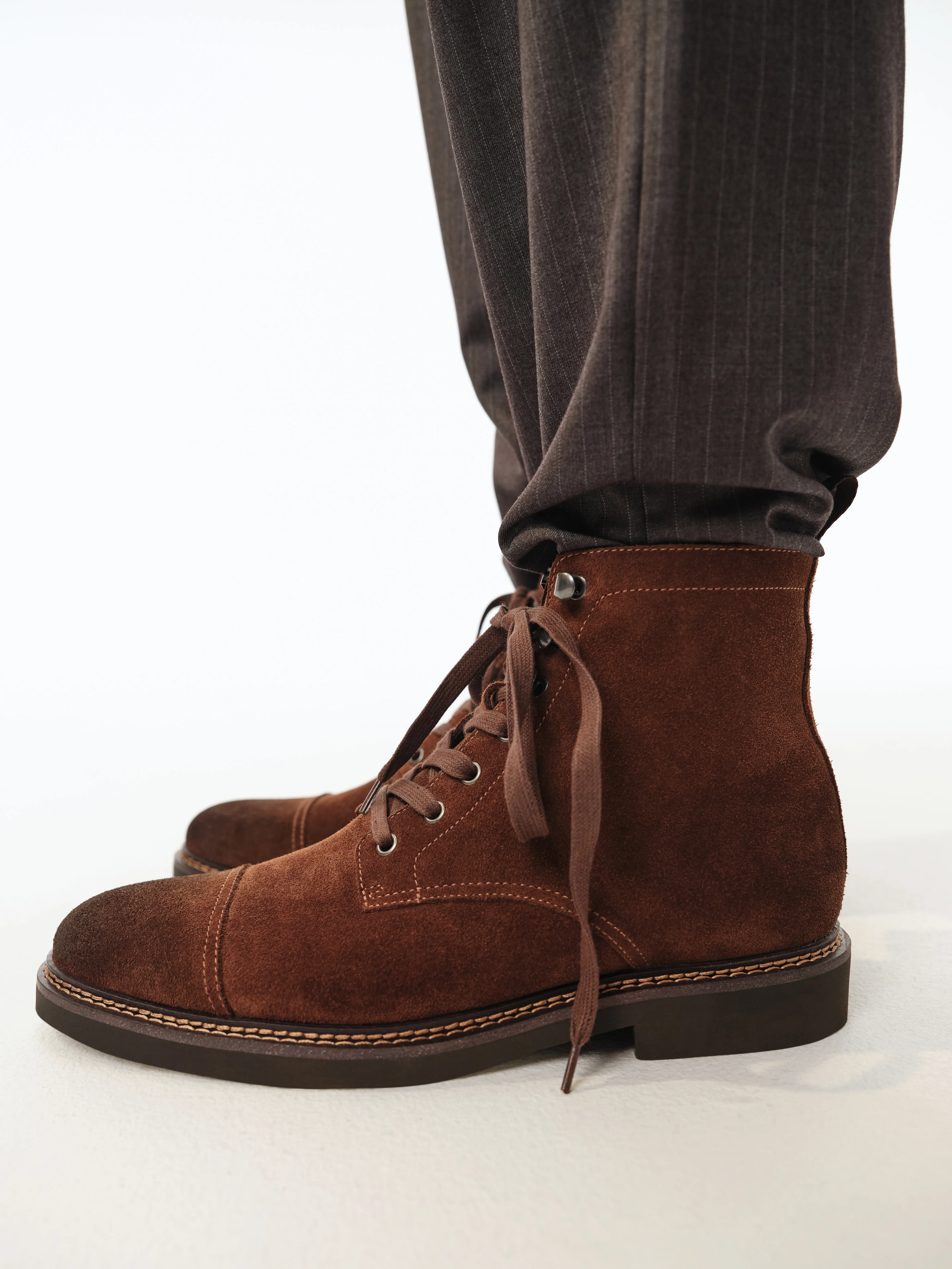 Классические ботинки из натуральной замши