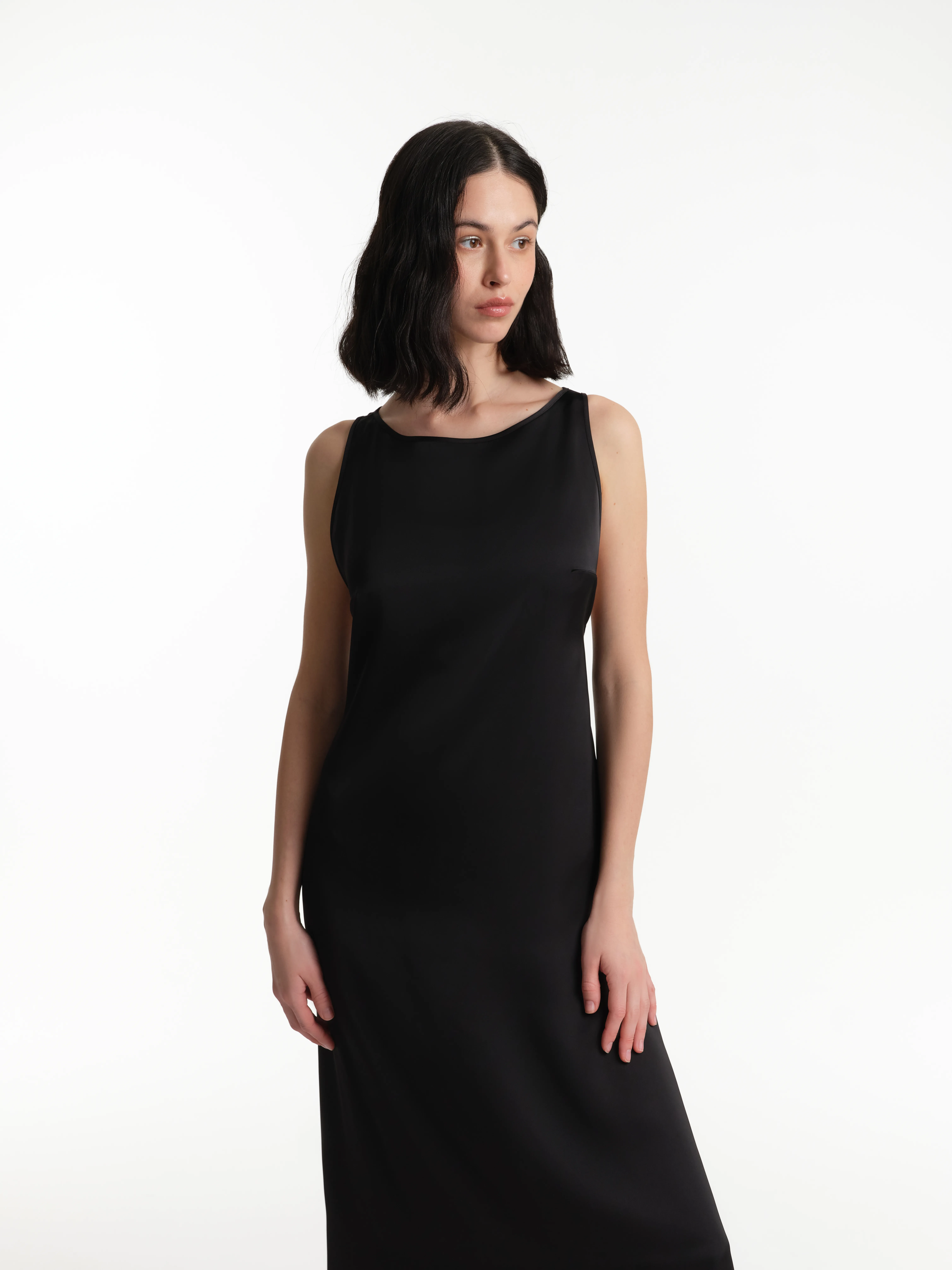 Платье из переработанного полиэстера с вырезом на спине