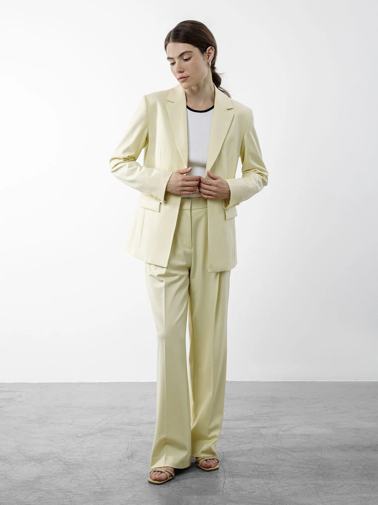 Однобортный жакет цвета сливочного масла